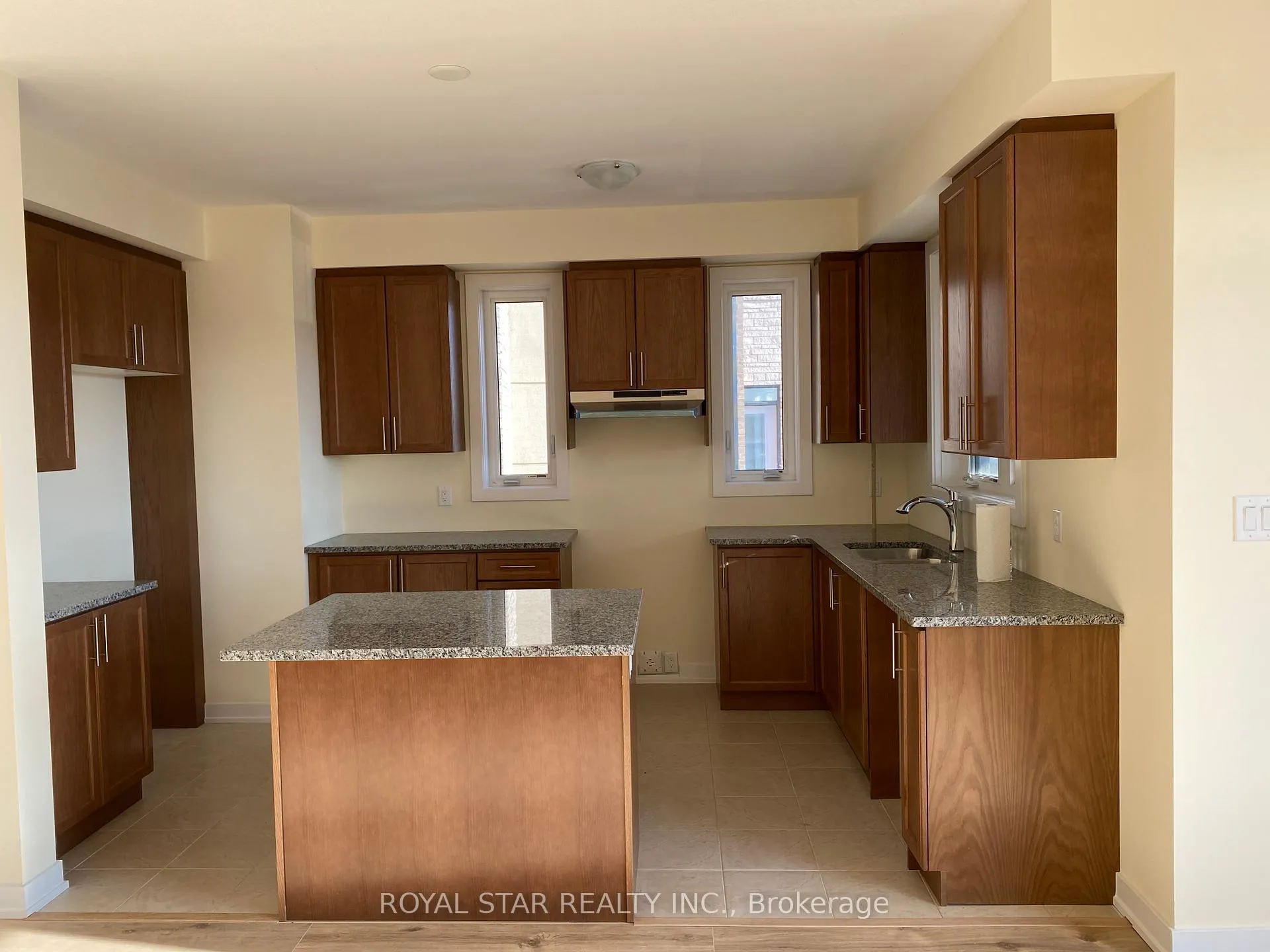Photo 6 of Unit Unit 47, 590 North Service Road, Hamilton, Lakeshore — HOMEH
