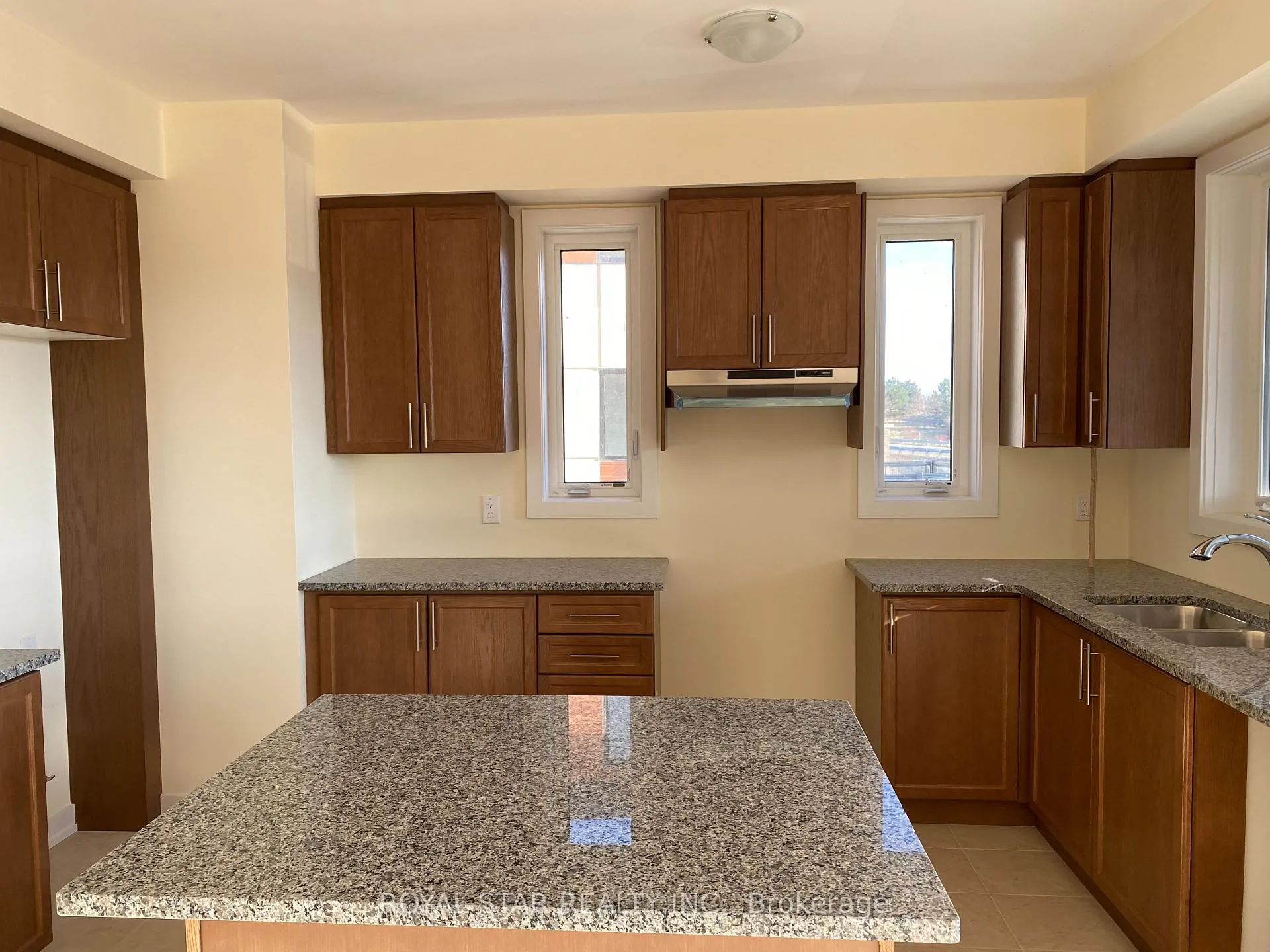 Photo 7 of Unit Unit 47, 590 North Service Road, Hamilton, Lakeshore — HOMEH