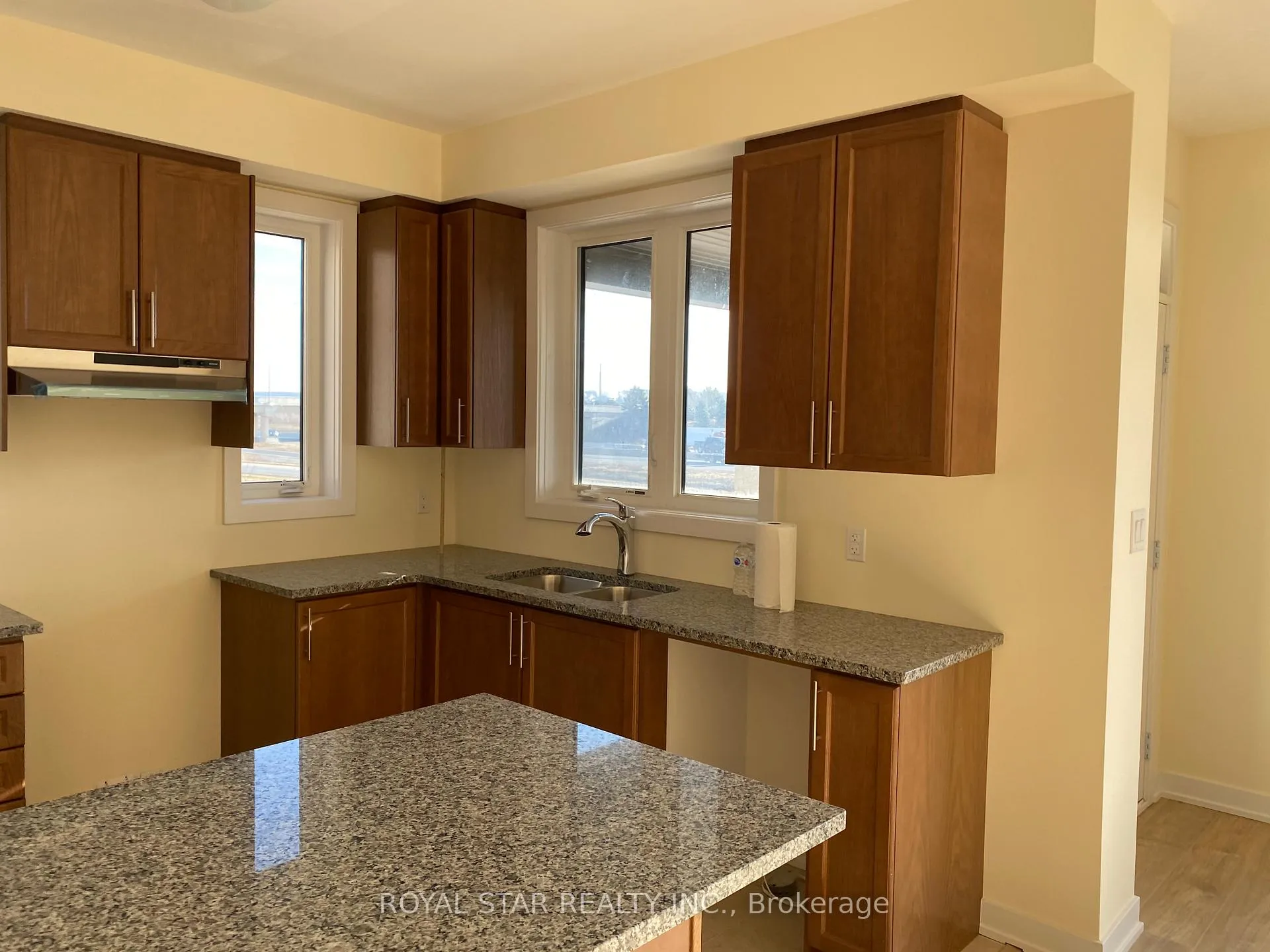 Photo 8 of Unit Unit 47, 590 North Service Road, Hamilton, Lakeshore — HOMEH