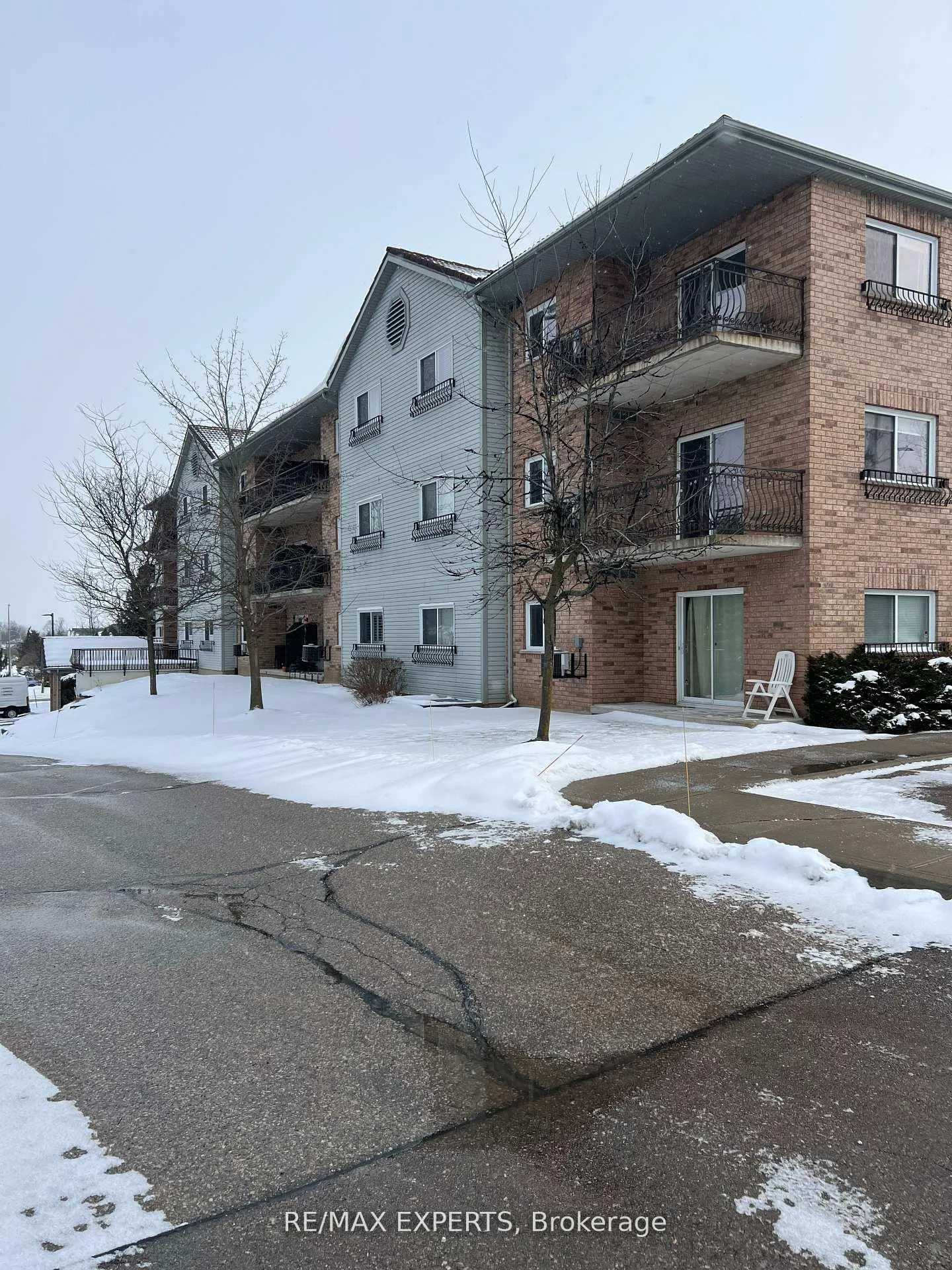 Photo 2 of Unit 404, 345 Briarmeadow Drive, Kitchener, Idlewood — HOMEH