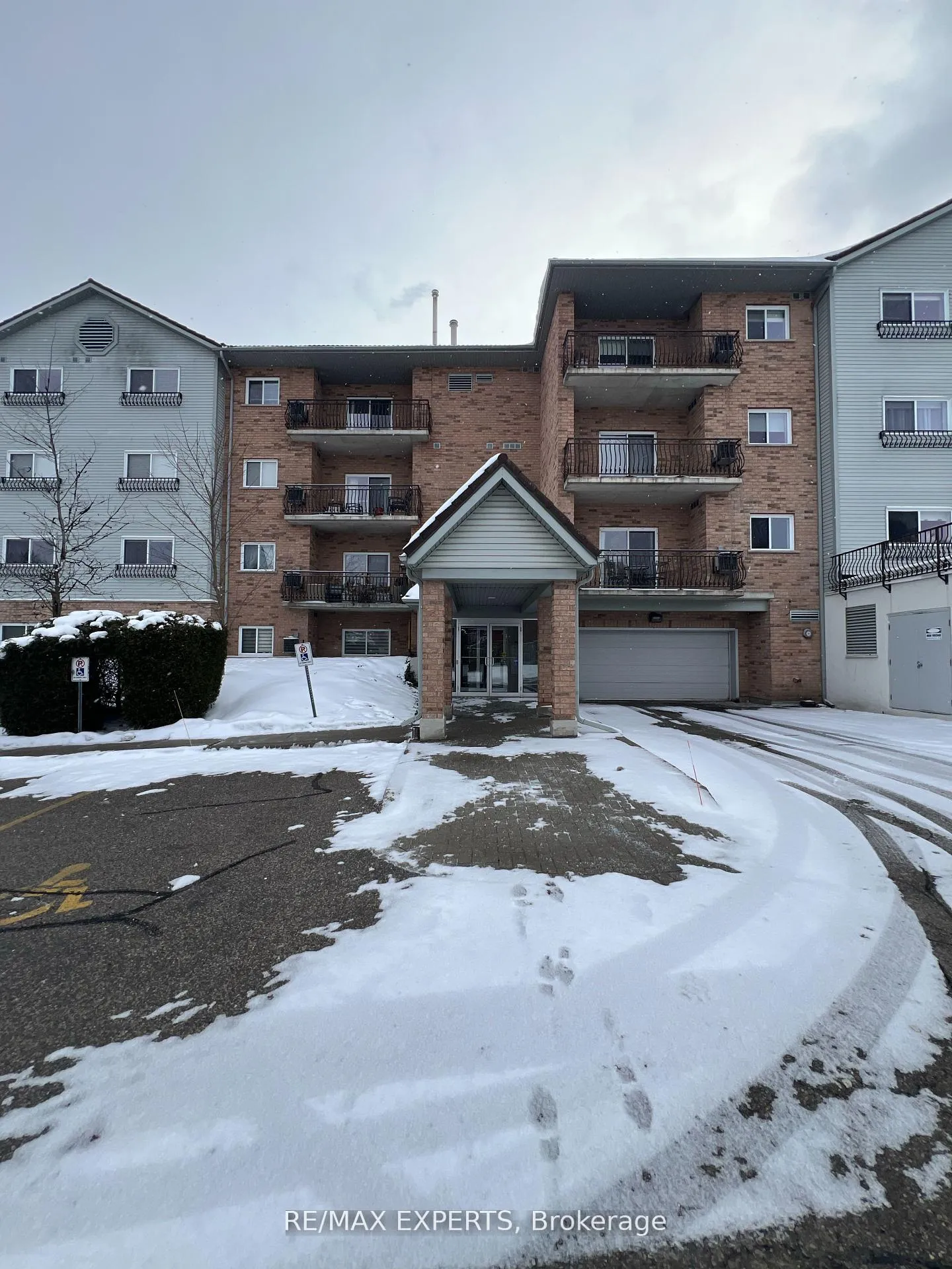 Photo 3 of Unit 404, 345 Briarmeadow Drive, Kitchener, Idlewood — HOMEH