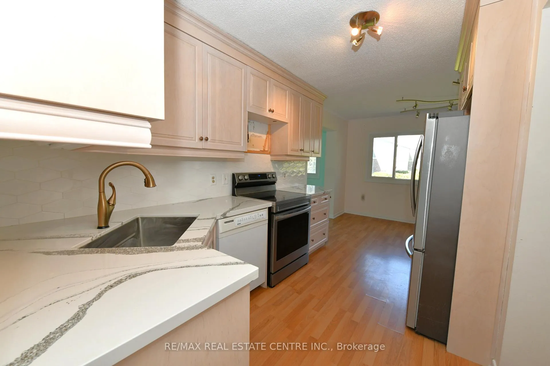 Photo 4 of Unit 96, 30 Green Valley Drive, Kitchener, Pioneer Park — HOMEH