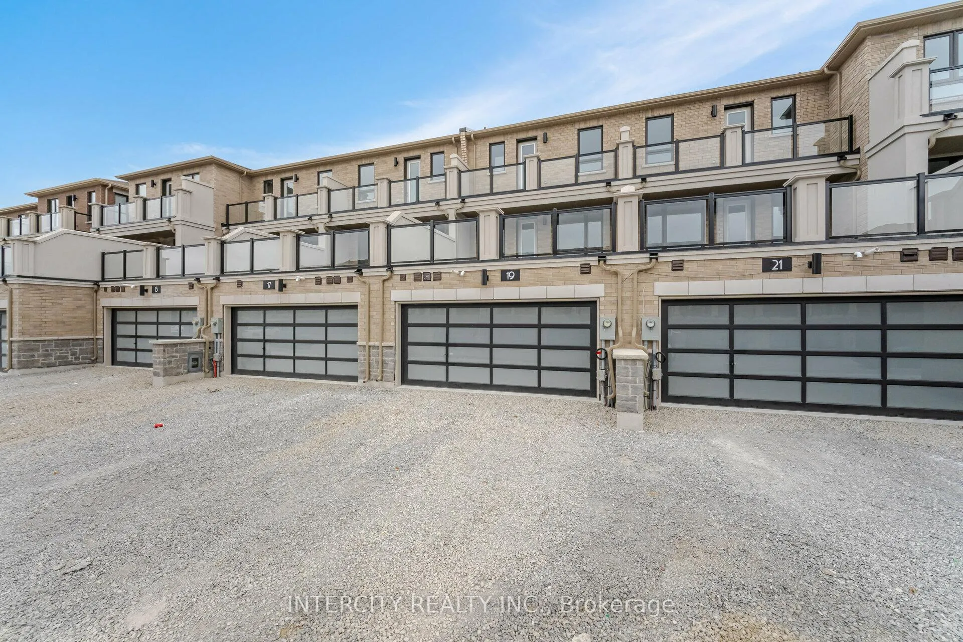 Photo 2 of 19 Mumbai Drive, Markham, Middlefield — HOMEH