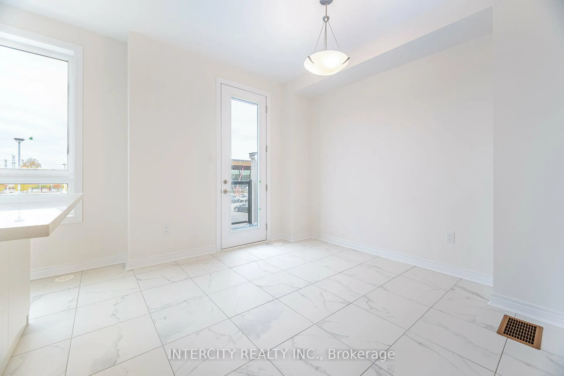 Photo 10 of 19 Mumbai Drive, Markham, Middlefield — HOMEH