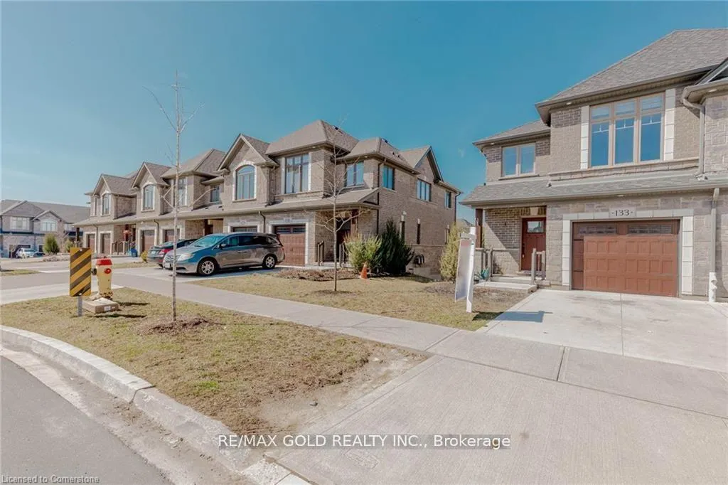 Photo 2 of 133 Hollybrook Trail, Kitchener — HOMEH