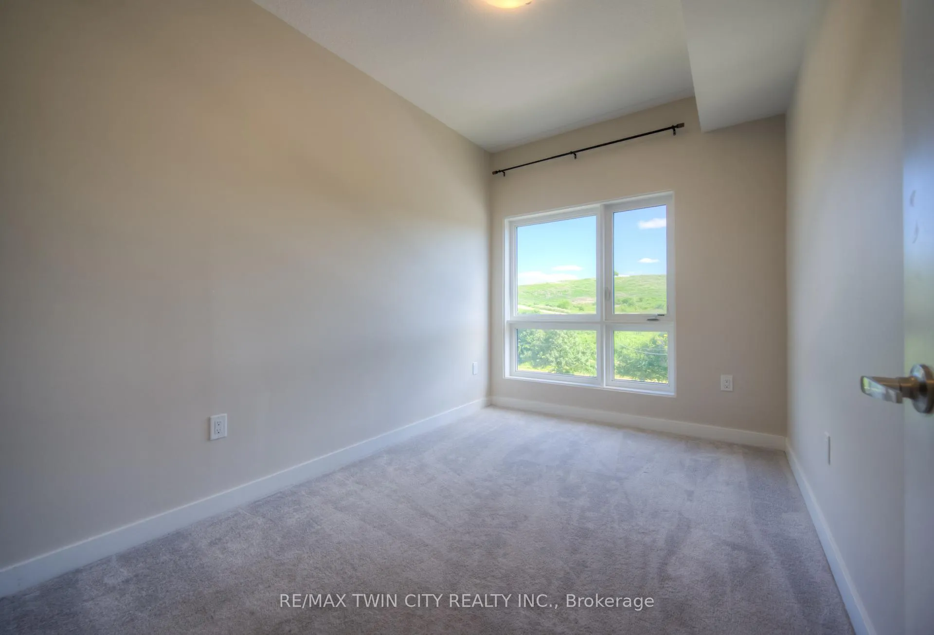 Photo 32 of Unit D13, 10 Palace Street, Kitchener, Laurentian Hills — HOMEH