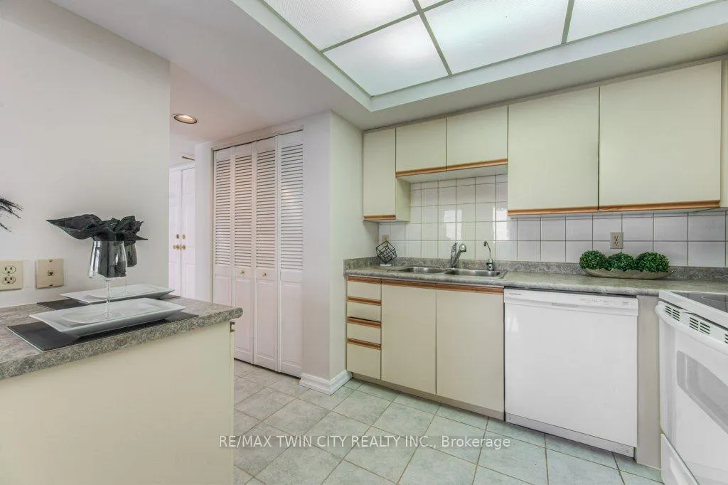 Photo 7 of Unit 202, 3267 King Street E, Kitchener — HOMEH