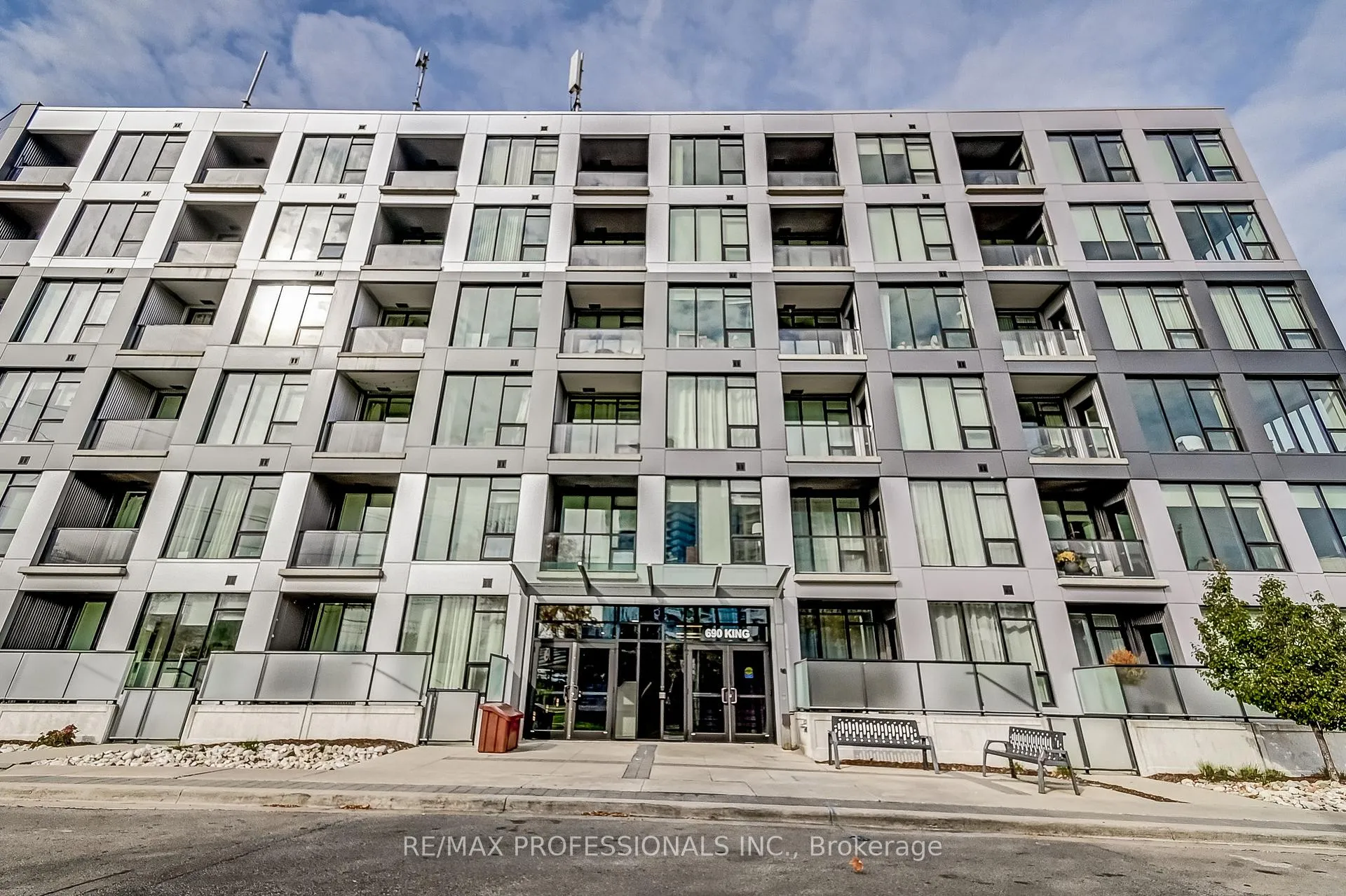 Photo 2 of Unit 421, 690 King Street W, Kitchener, KW Hospital — HOMEH