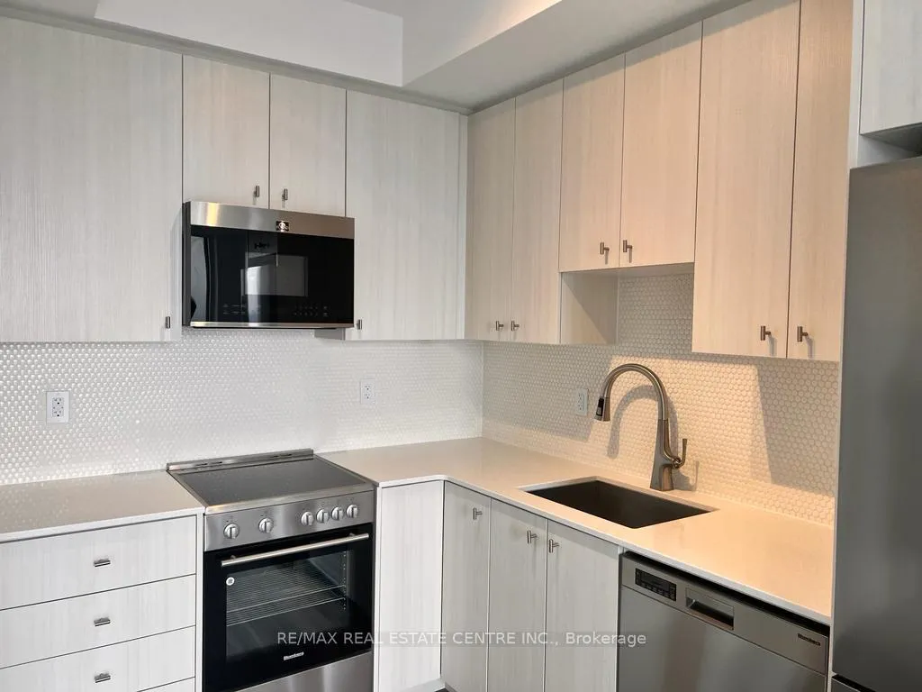 Front of Unit 2710, 15 Wellington Street S