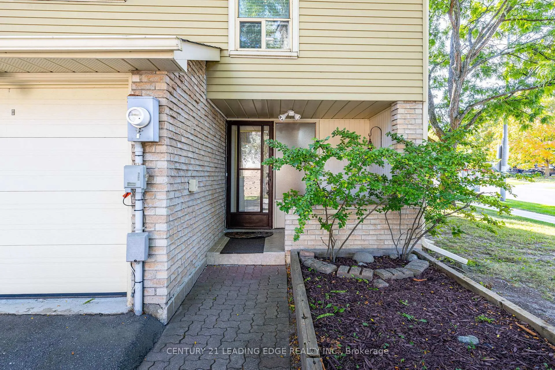 Photo 3 of 129 Poplar Crescent, Aurora, Aurora Highlands — HOMEH