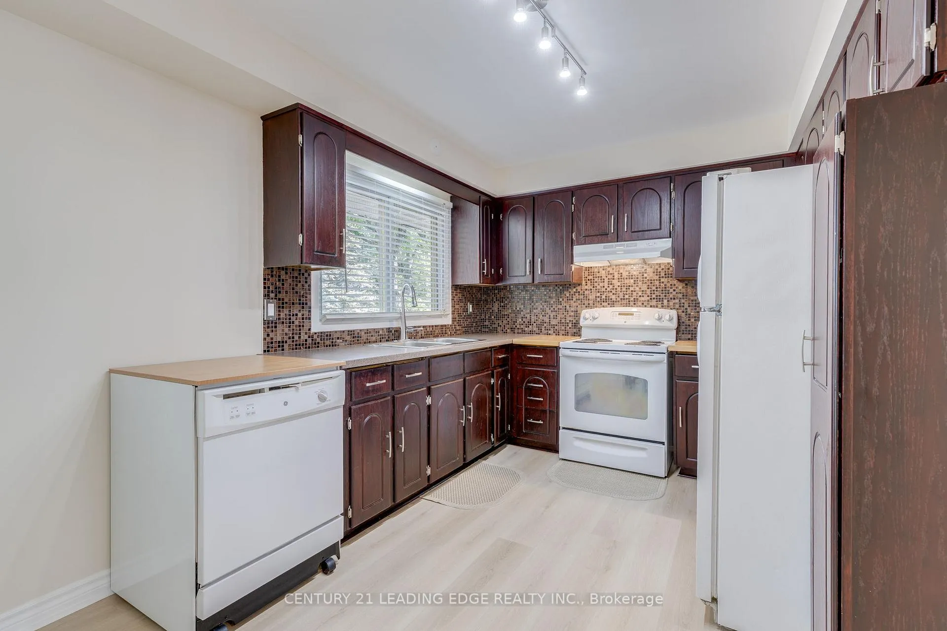 Photo 8 of 129 Poplar Crescent, Aurora, Aurora Highlands — HOMEH