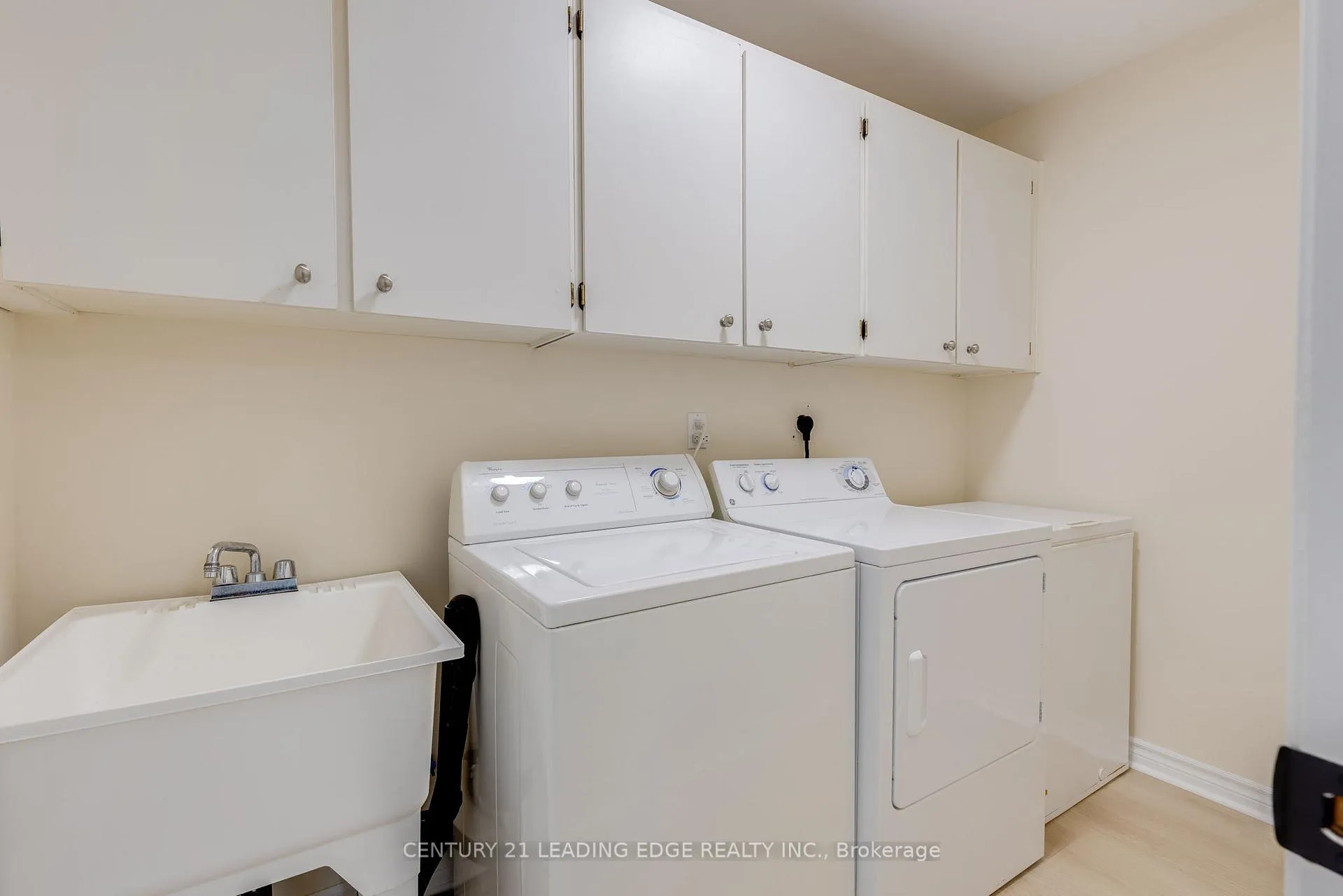 Photo 11 of 129 Poplar Crescent, Aurora, Aurora Highlands — HOMEH