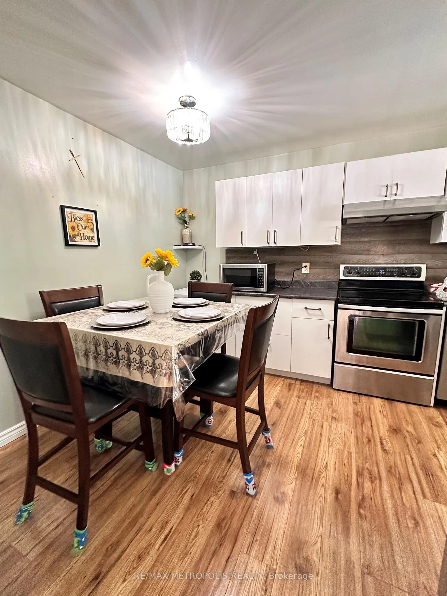 Photo 4 of Unit 2, 2994 Meadowbrook Lane, Windsor — HOMEH