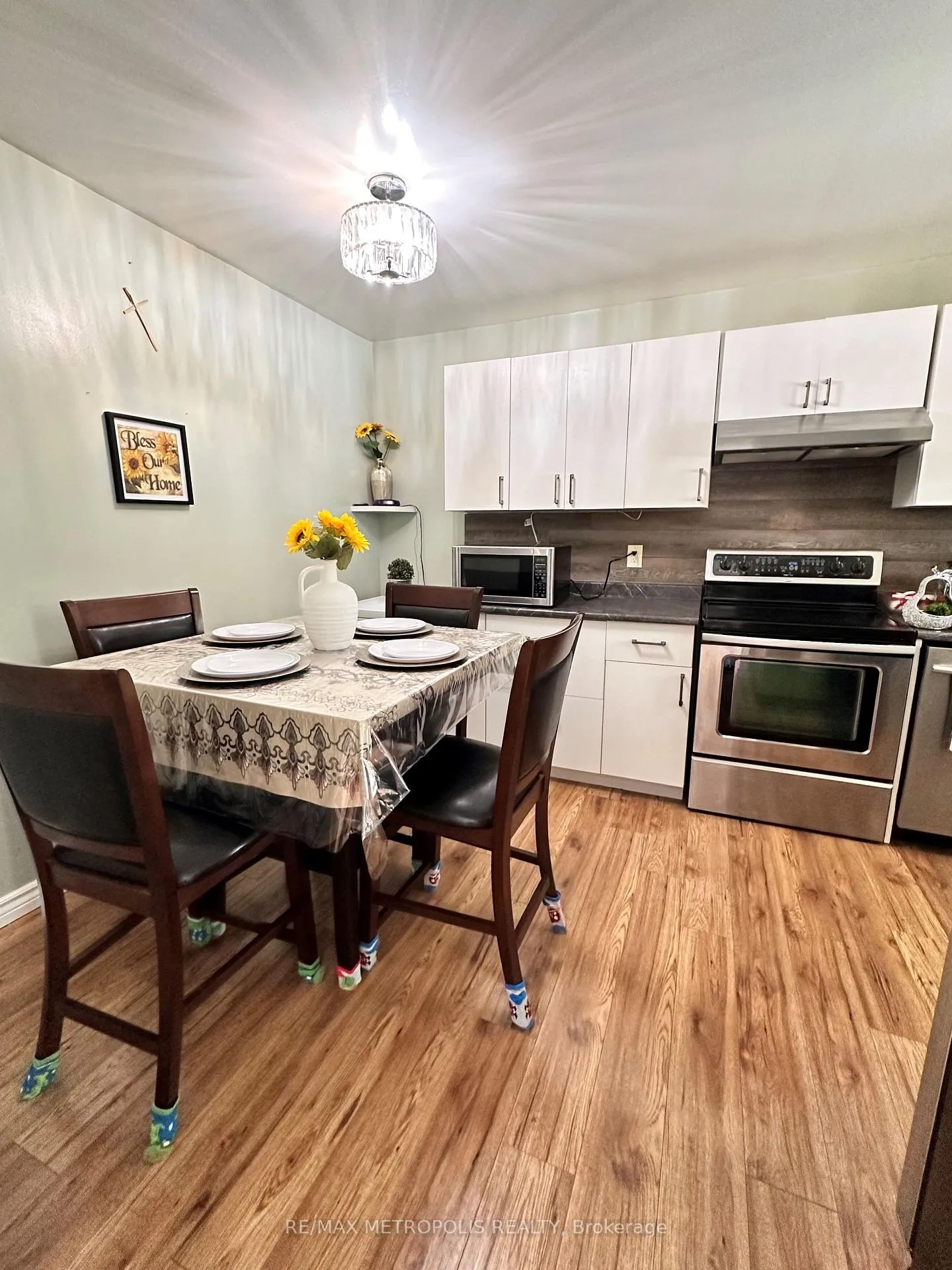 Photo 5 of Unit 2, 2994 Meadowbrook Lane, Windsor — HOMEH