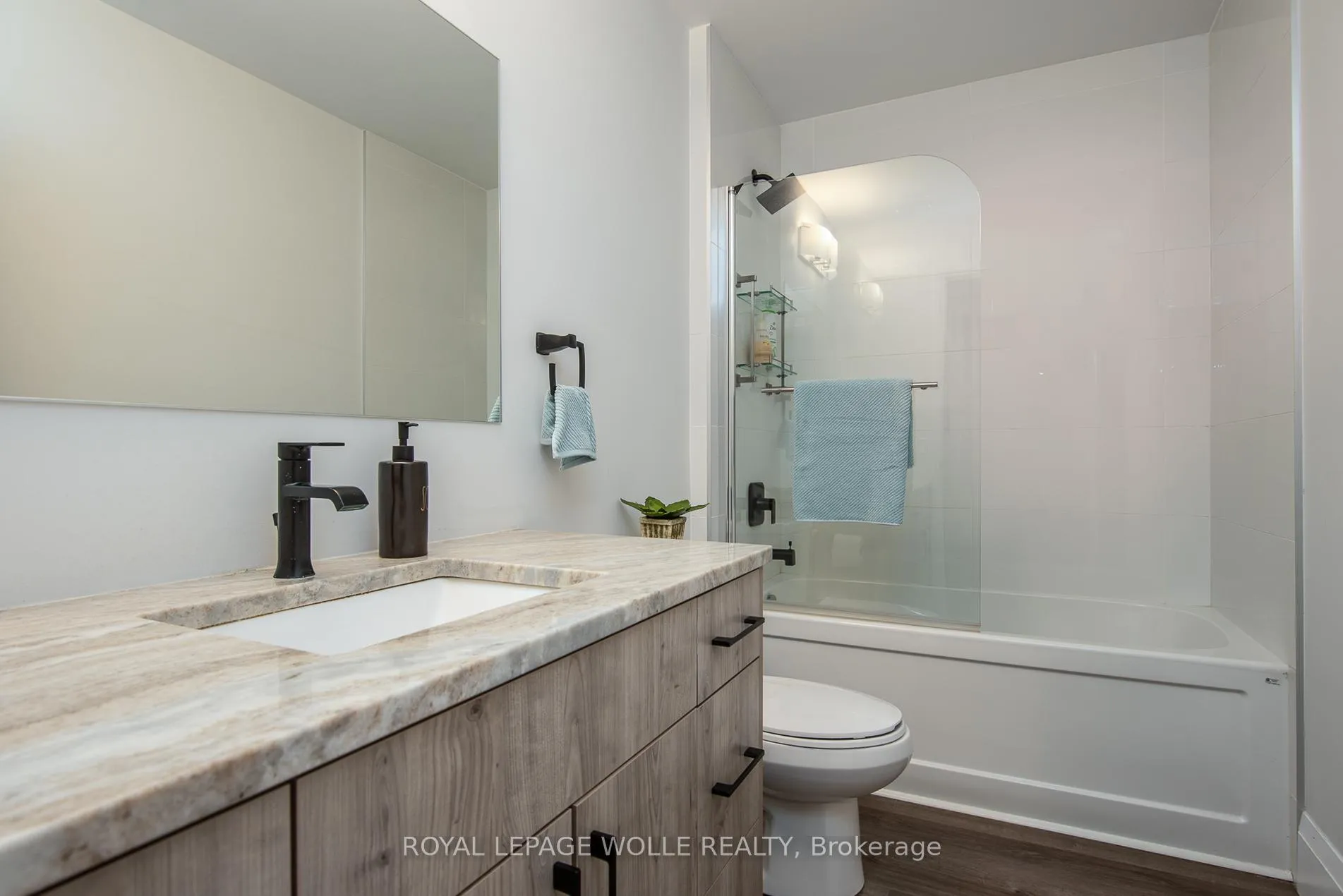 Photo 35 of Unit 1601, 60 Charles Street W, Kitchener — HOMEH