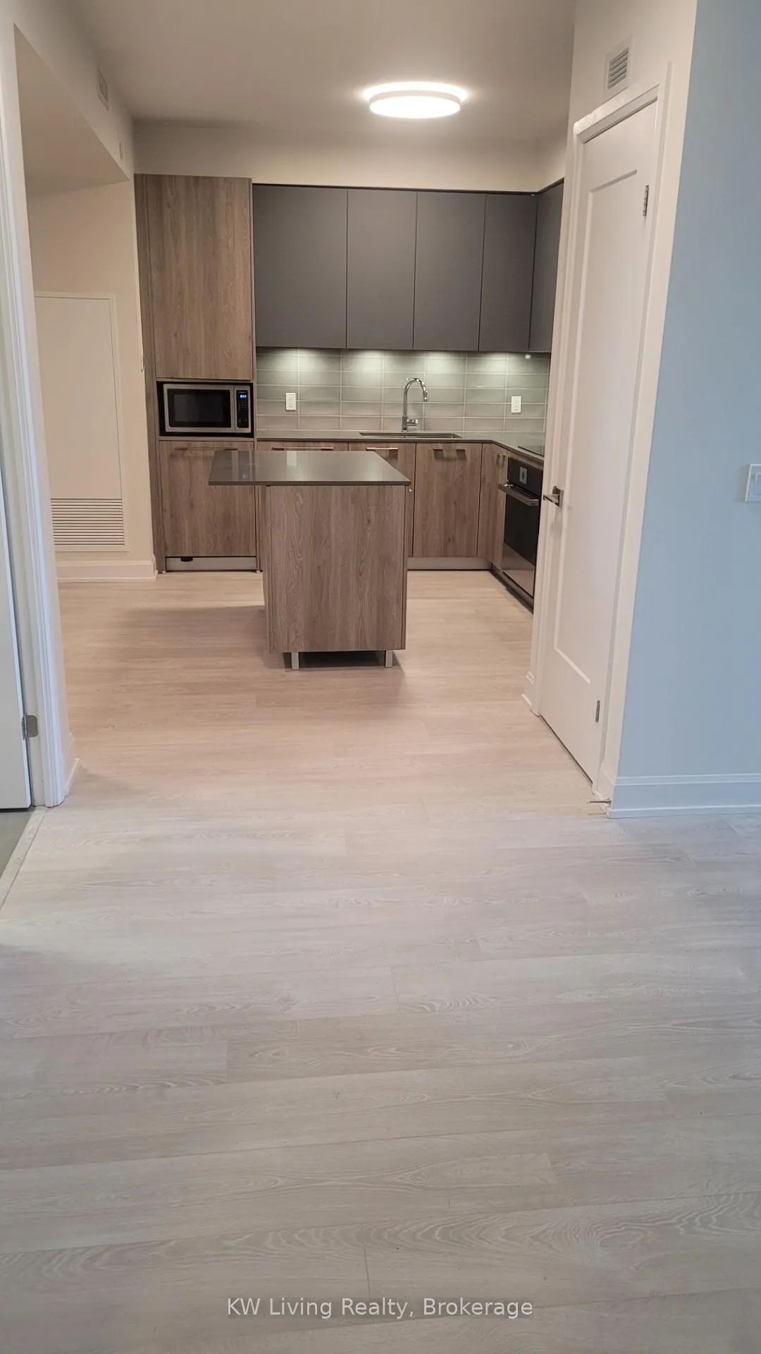 Photo 3 of Unit 625, 38 Water Walk Drive, Markham, Unionville — HOMEH