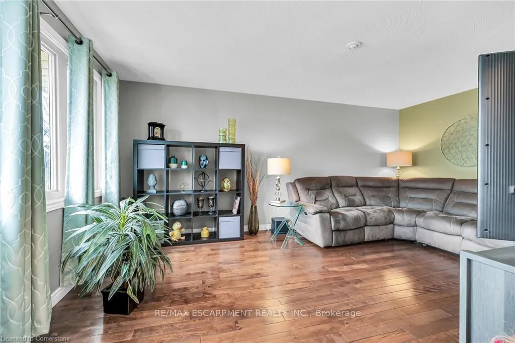 Photo 2 of 253 Thorner Drive, Hamilton, Thorner — HOMEH