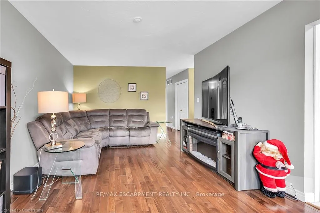 Photo 3 of 253 Thorner Drive, Hamilton, Thorner — HOMEH