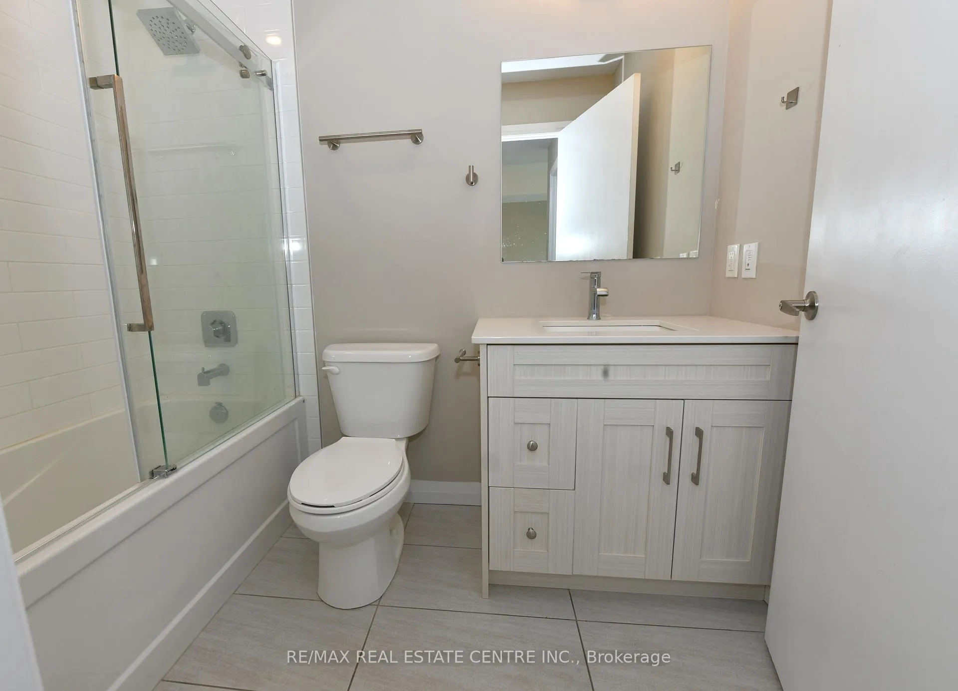 Photo 11 of Unit 2403, 60 Charles Street, Kitchener — HOMEH