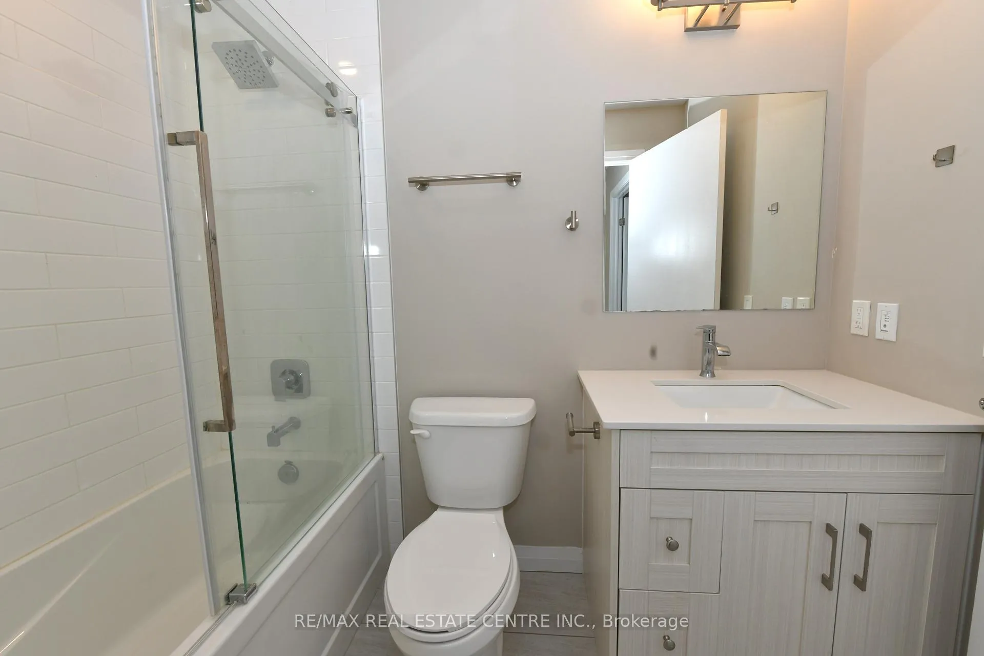 Photo 13 of Unit 2403, 60 Charles Street, Kitchener — HOMEH