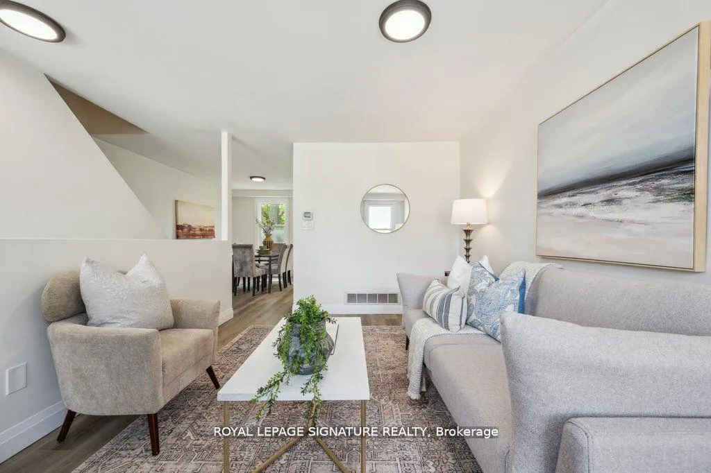 Photo 5 of 1856 John Street, Markham, Bayview Fairway-Bayview Country Club Estates — HOMEH