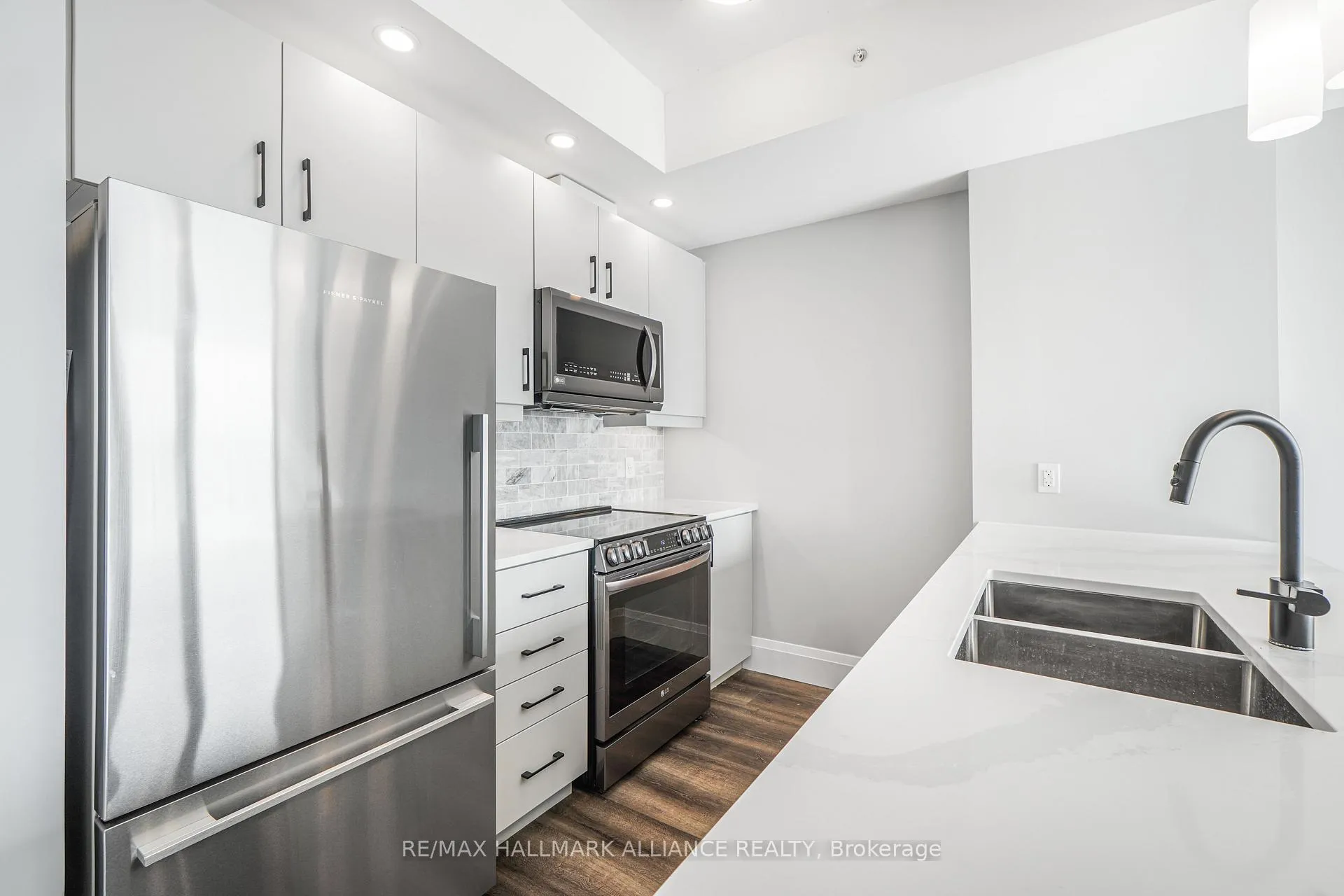Photo 4 of Unit 1406, 108 Garment Street, Kitchener — HOMEH