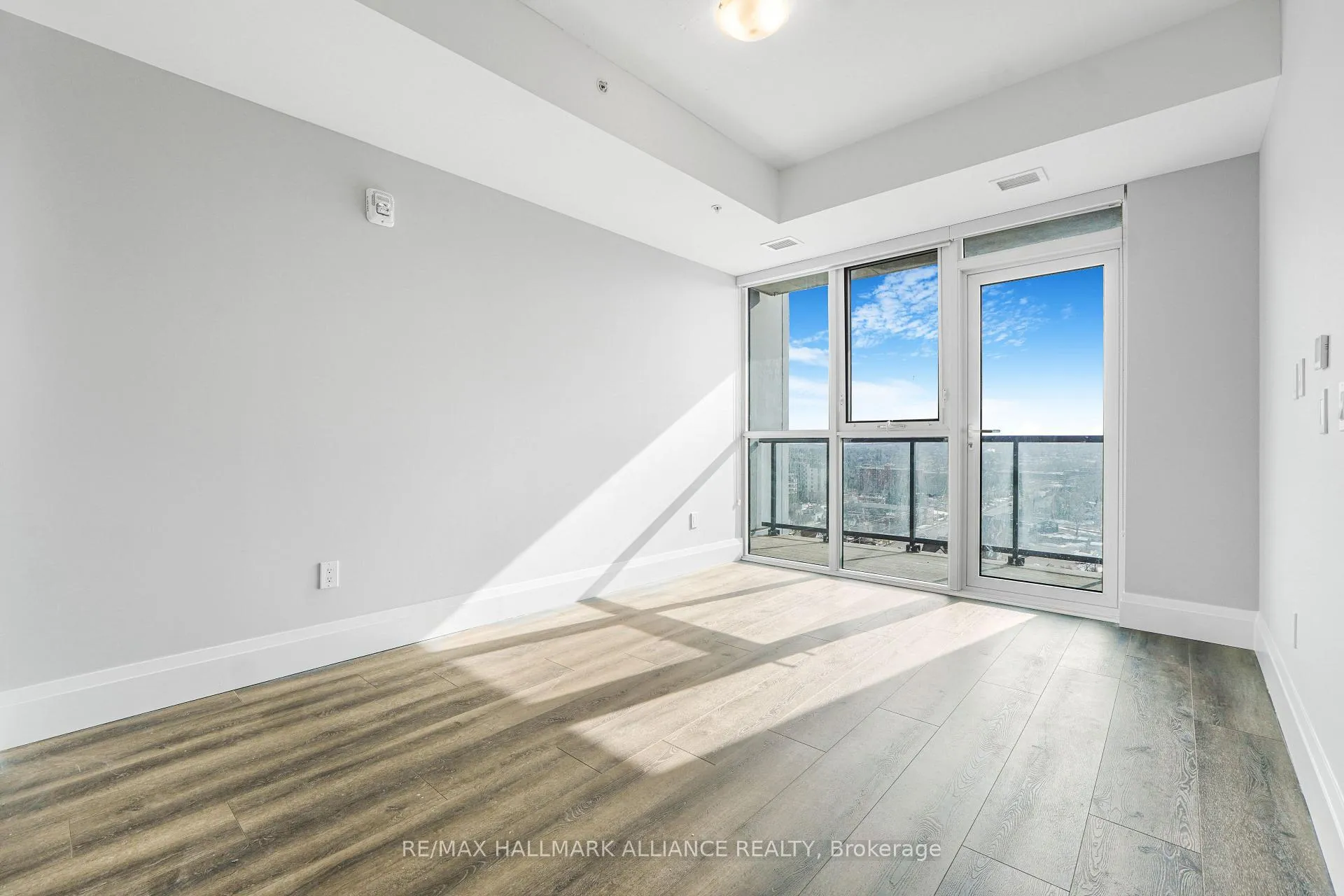 Photo 5 of Unit 1406, 108 Garment Street, Kitchener — HOMEH