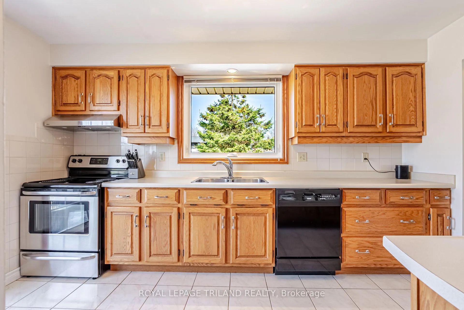 Photo 16 of 183 Canterbury Drive, Thames Centre, Dorchester — HOMEH