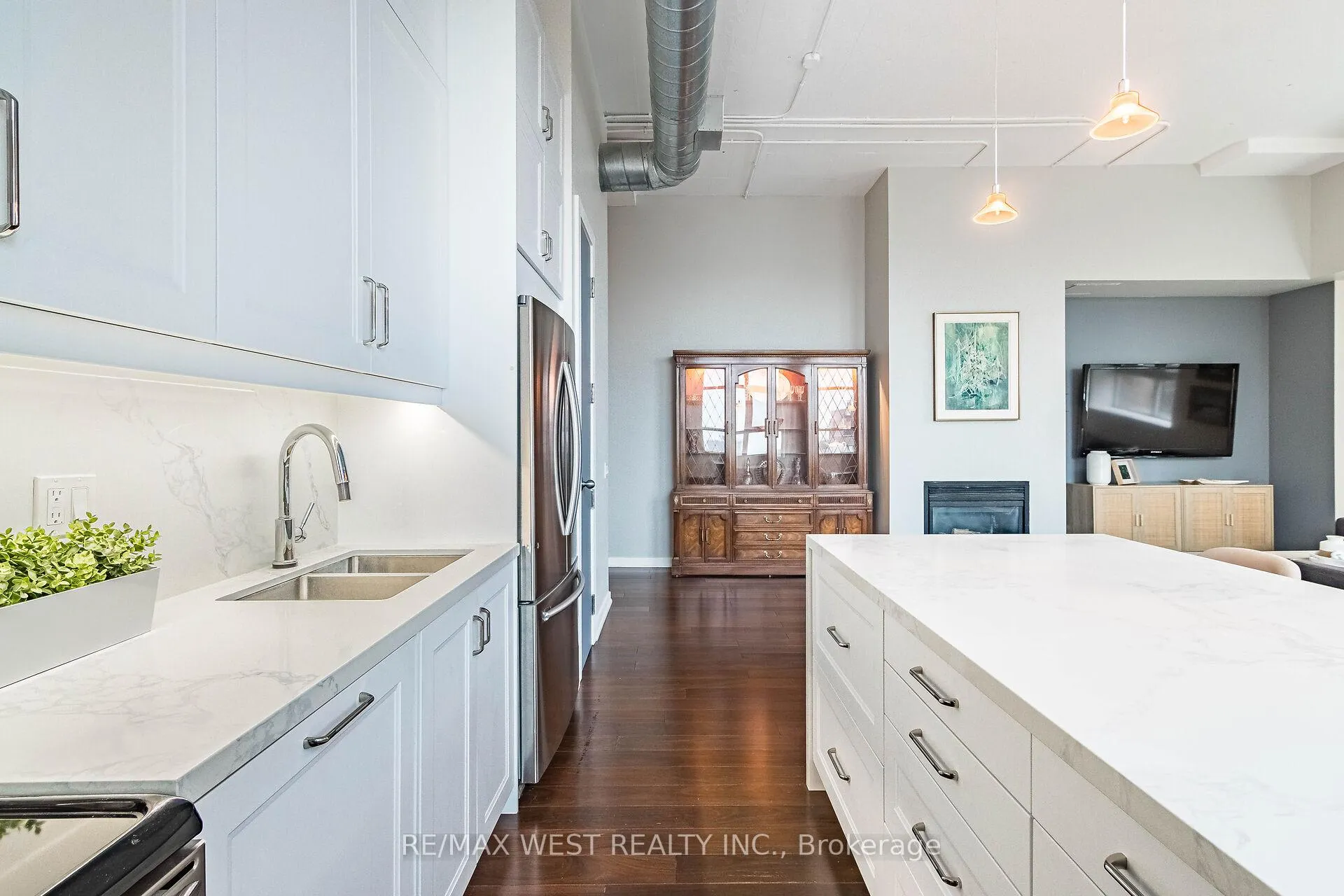 Front of Unit 821, 155 Dalhousie Street