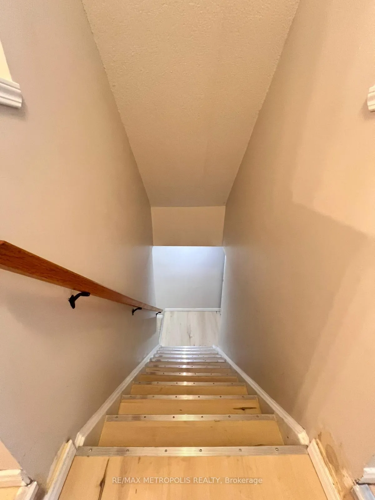 Photo 3 of Unit B10, 155 Highland Crescent, Kitchener, Victoria Hills — HOMEH