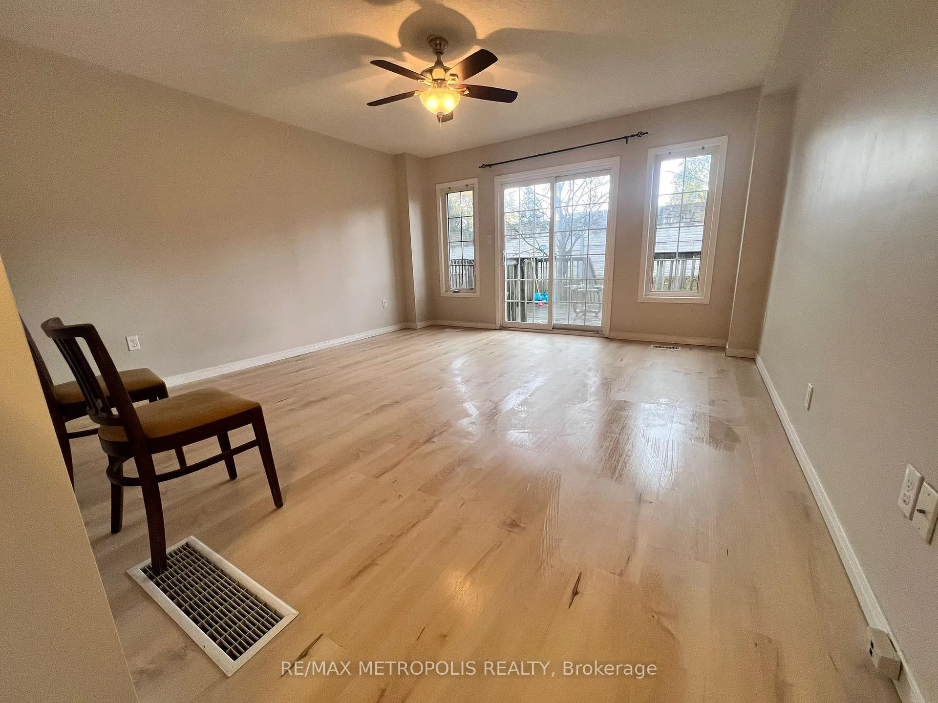 Photo 4 of Unit B10, 155 Highland Crescent, Kitchener, Victoria Hills — HOMEH
