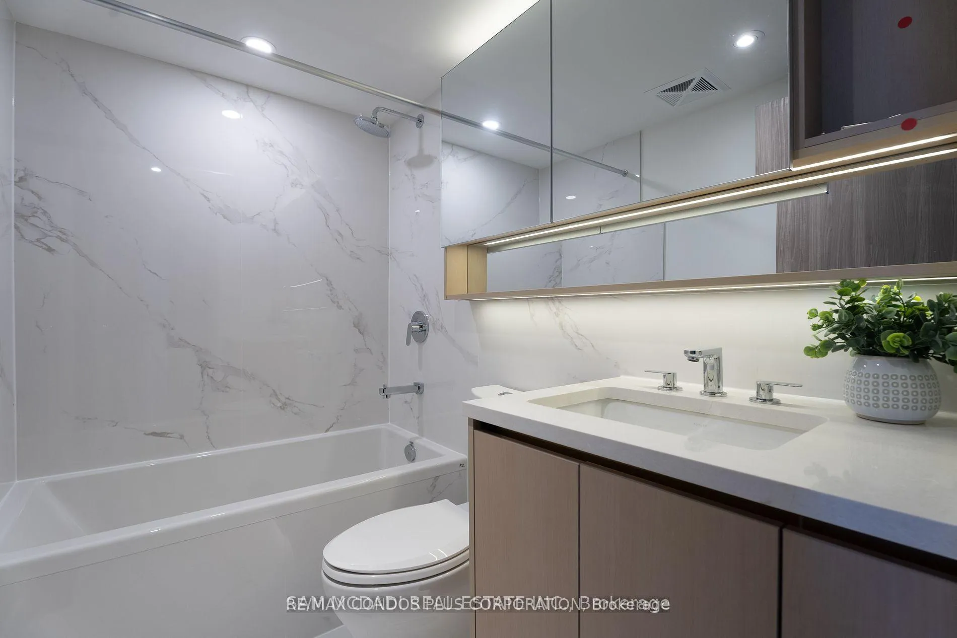 Photo 6 of Unit 4002, 38 Widmer Street, Toronto, Waterfront Communities — HOMEH