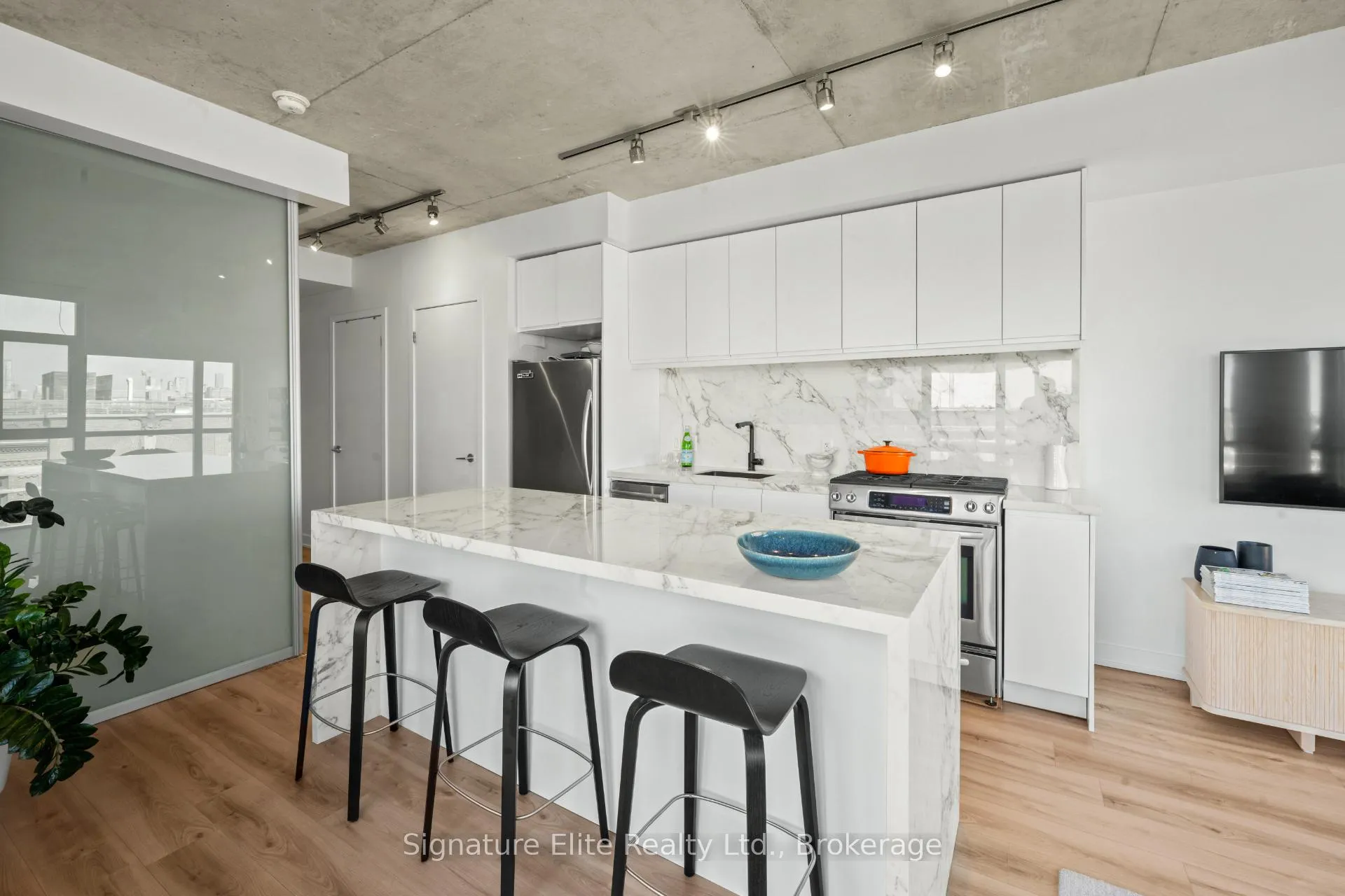 Photo 5 of Unit 606, 2 Gladstone Avenue, Toronto, Little Portugal — HOMEH