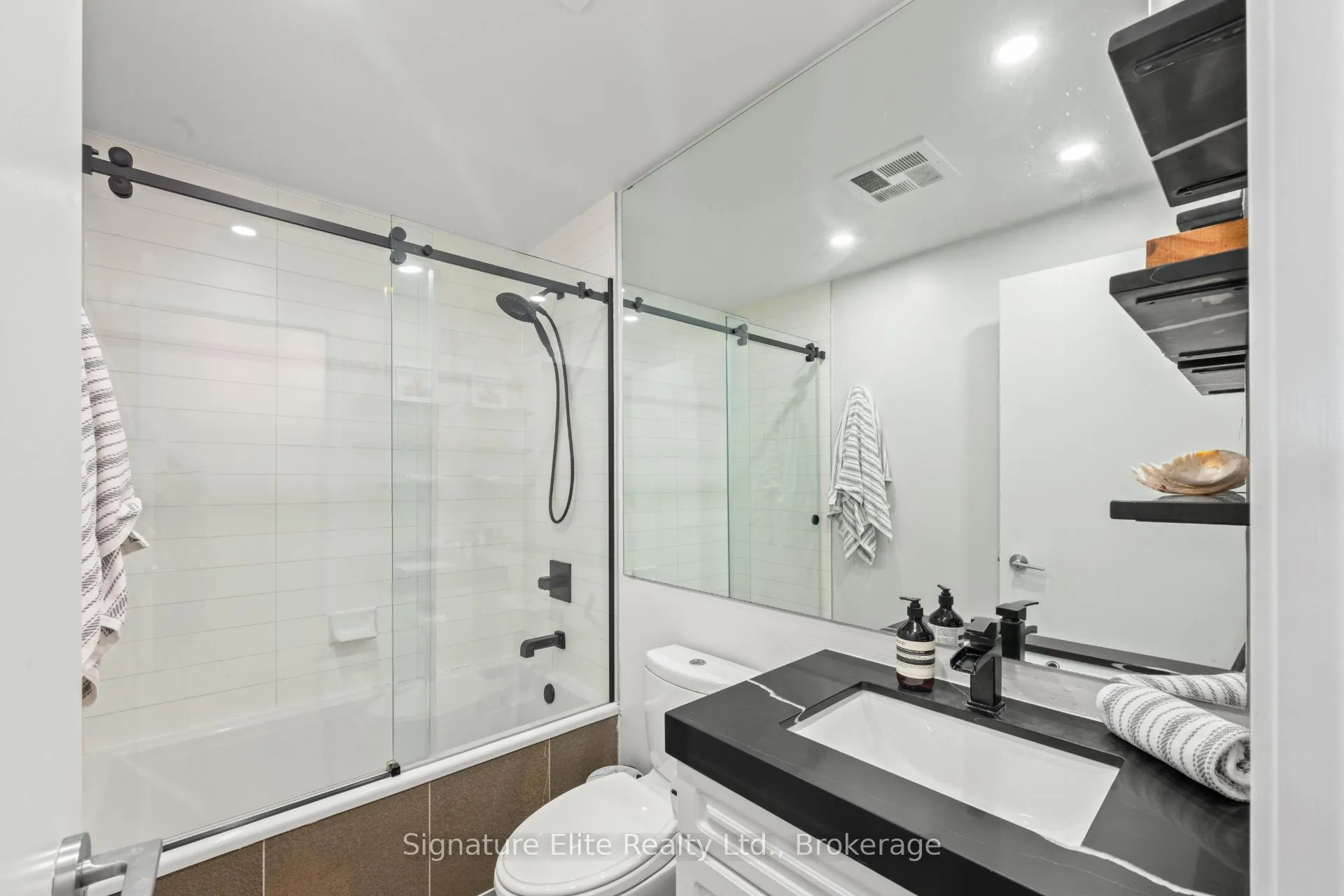 Photo 6 of Unit 606, 2 Gladstone Avenue, Toronto, Little Portugal — HOMEH