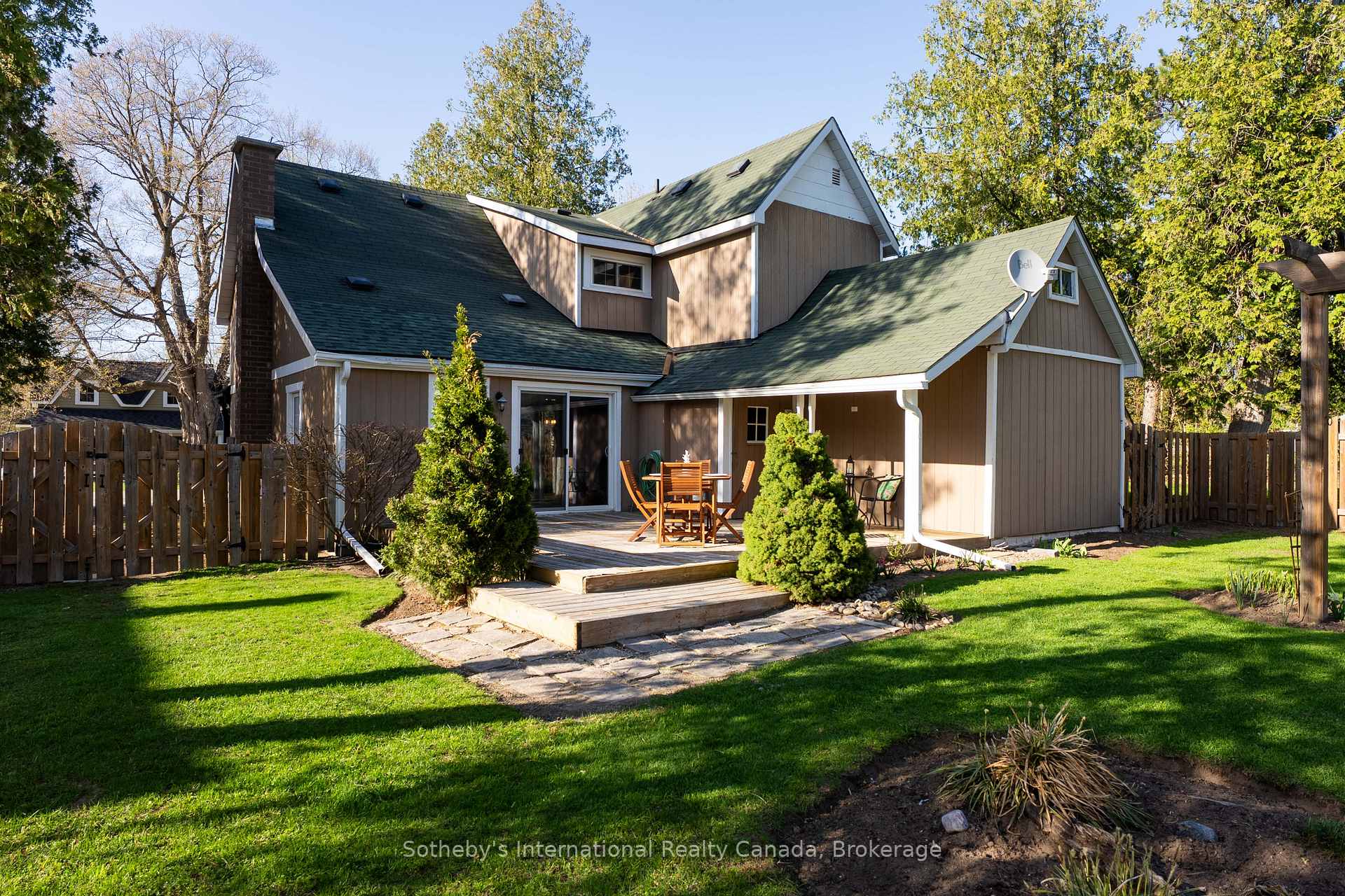 Photo 2 of 325 Farquhar Street, Gravenhurst, Muskoka (S) — HOMEH