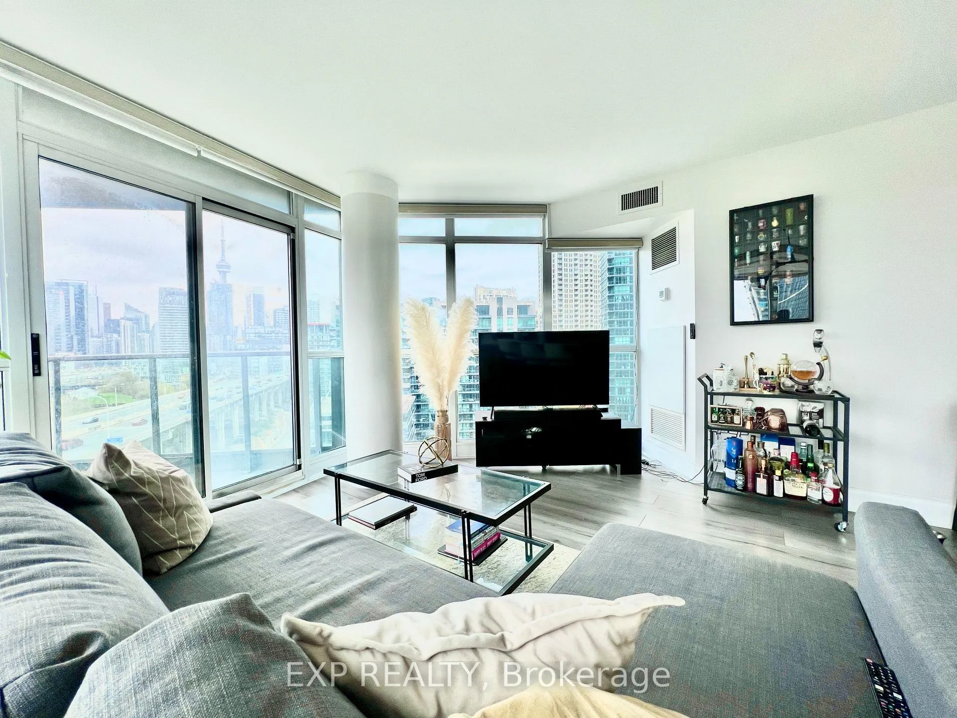 Photo 3 of Unit 1309, 231 Fort York Boulevard, Toronto, Niagara — HOMEH