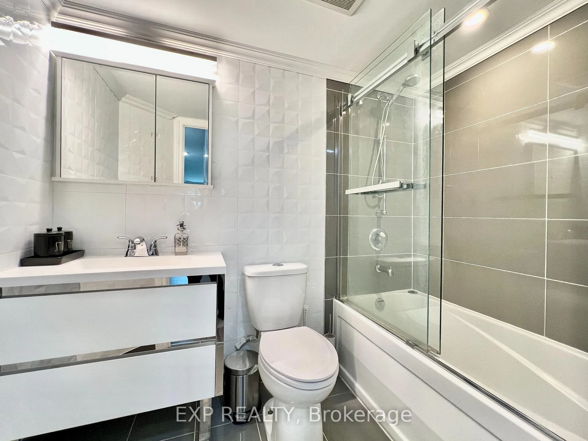 Photo 9 of Unit 1309, 231 Fort York Boulevard, Toronto, Niagara — HOMEH