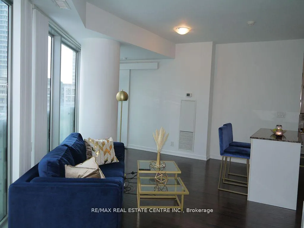 Photo 7 of Unit 302, 12 York Street, Toronto, Waterfront Communities — HOMEH