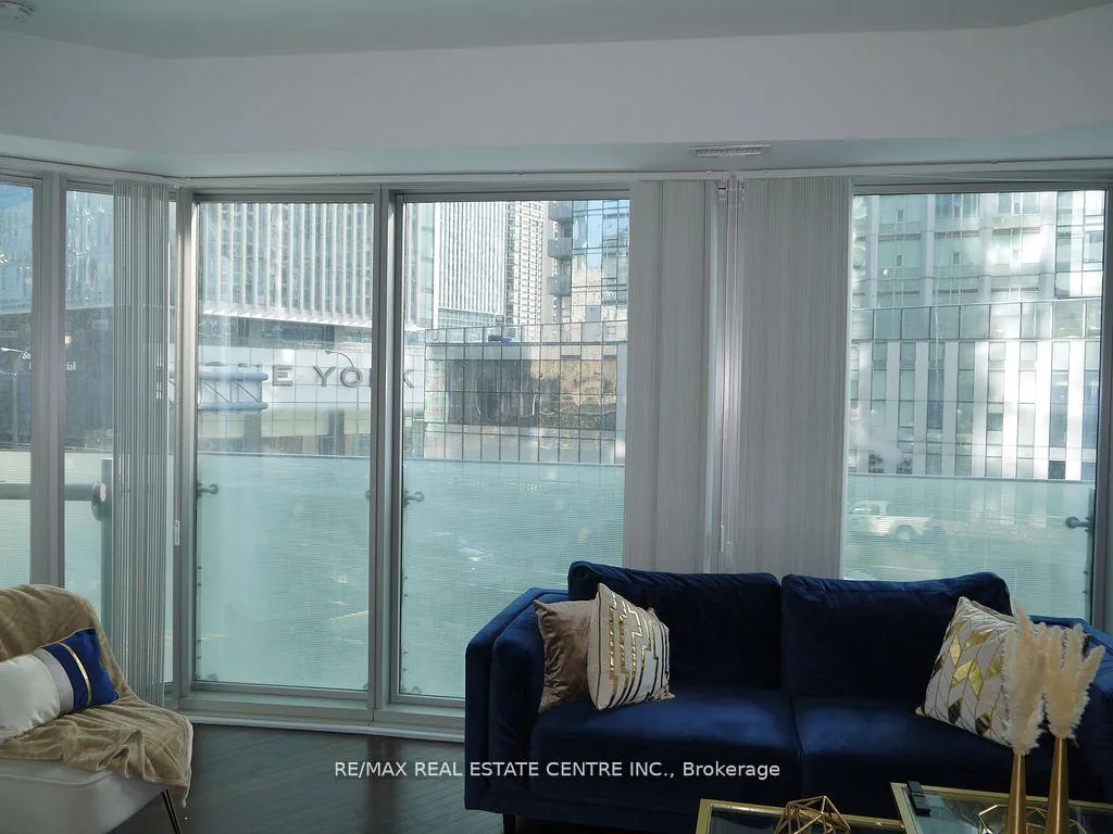 Photo 16 of Unit 302, 12 York Street, Toronto, Waterfront Communities — HOMEH