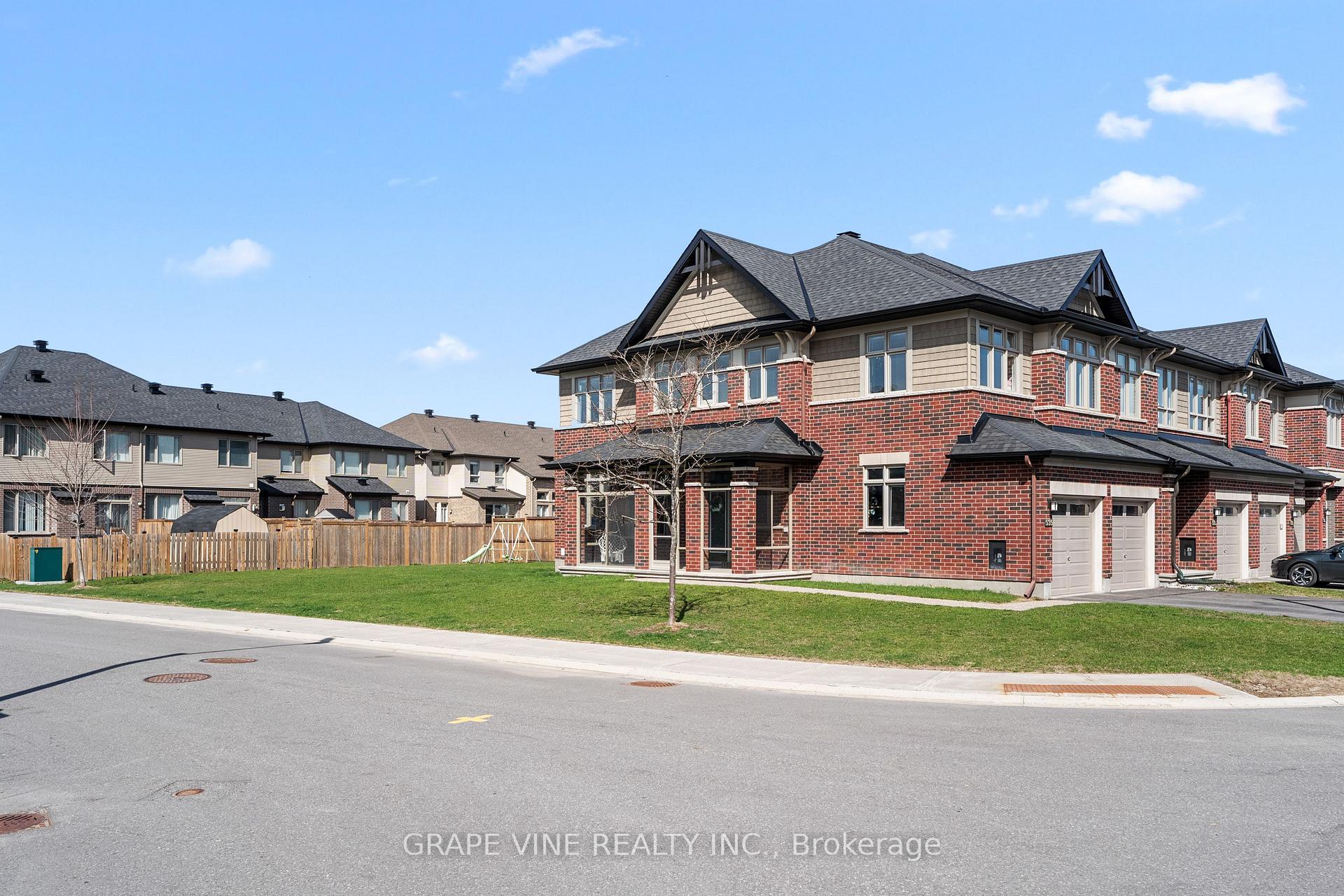 Photo 2 of 535 Rowers Way, Ottawa, Riverside South/Gloucester Glen — HOMEH