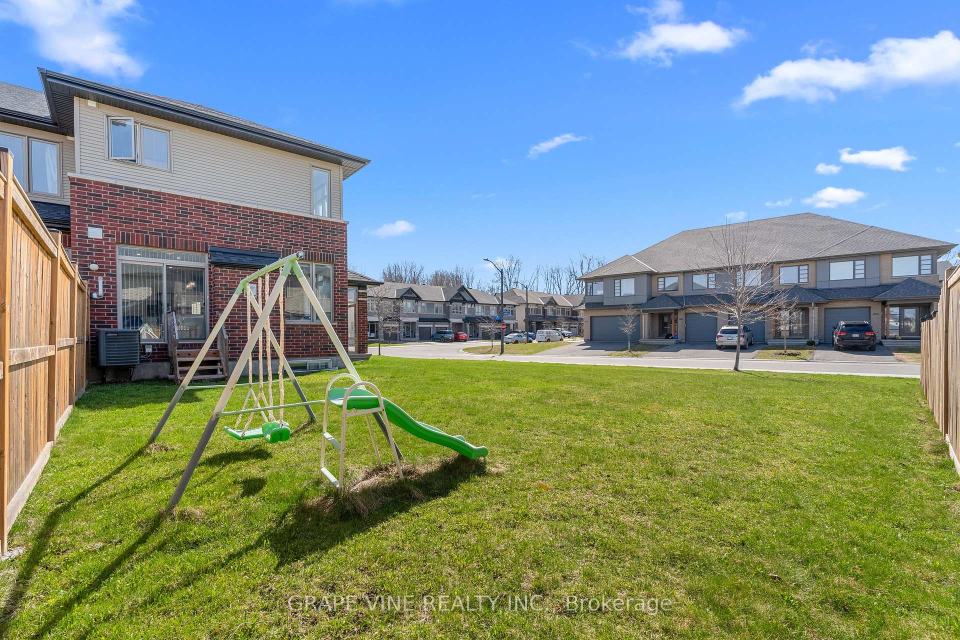 Photo 7 of 535 Rowers Way, Ottawa, Riverside South/Gloucester Glen — HOMEH