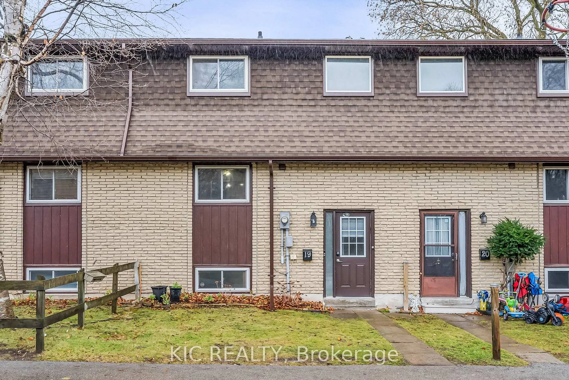 Front of Unit 19, 233 Innisfil Street