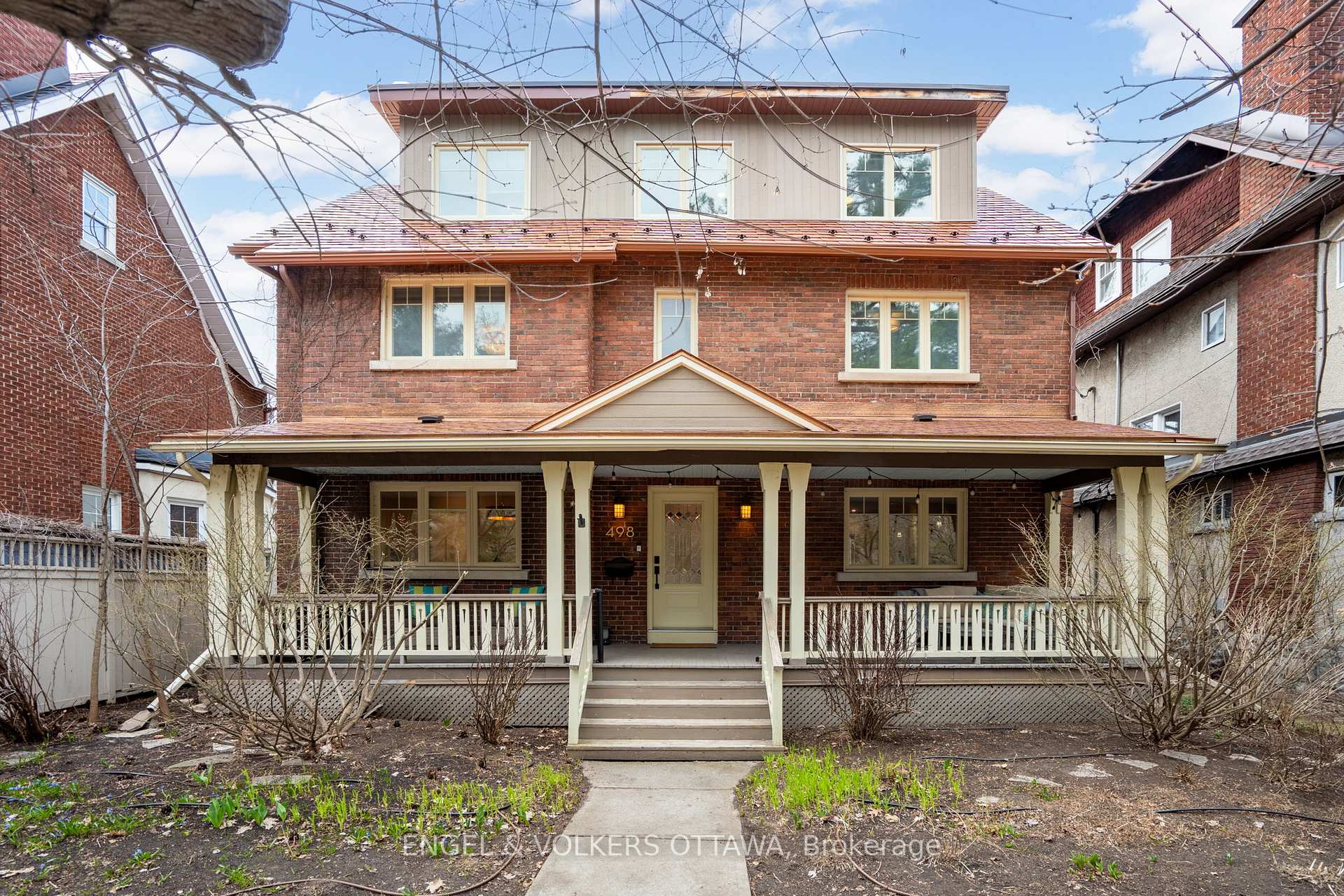 Front of 498 Queen Elizabeth Drive