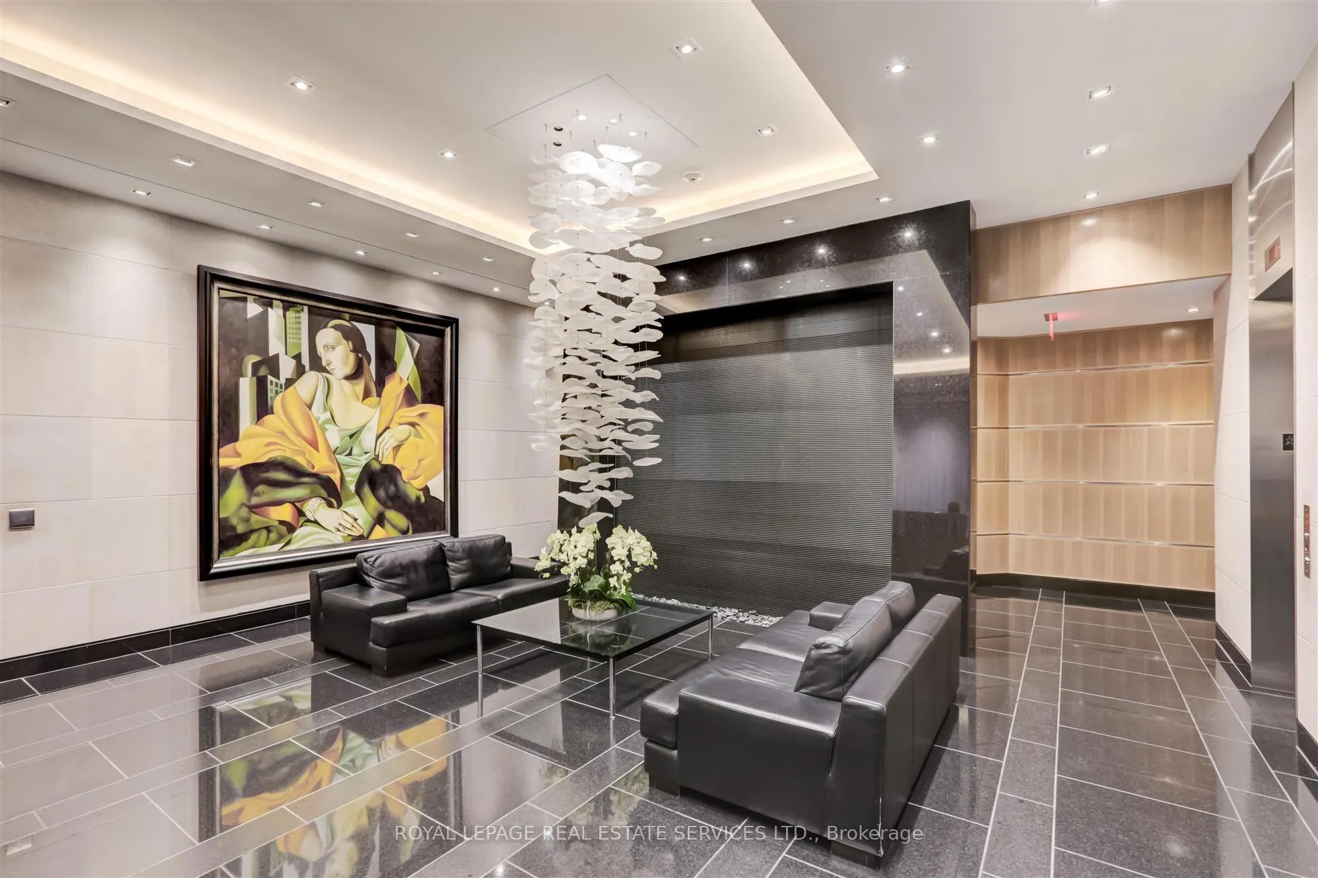 Photo 4 of Unit 902, 206 Bloor Street W, Toronto, The Annex — HOMEH