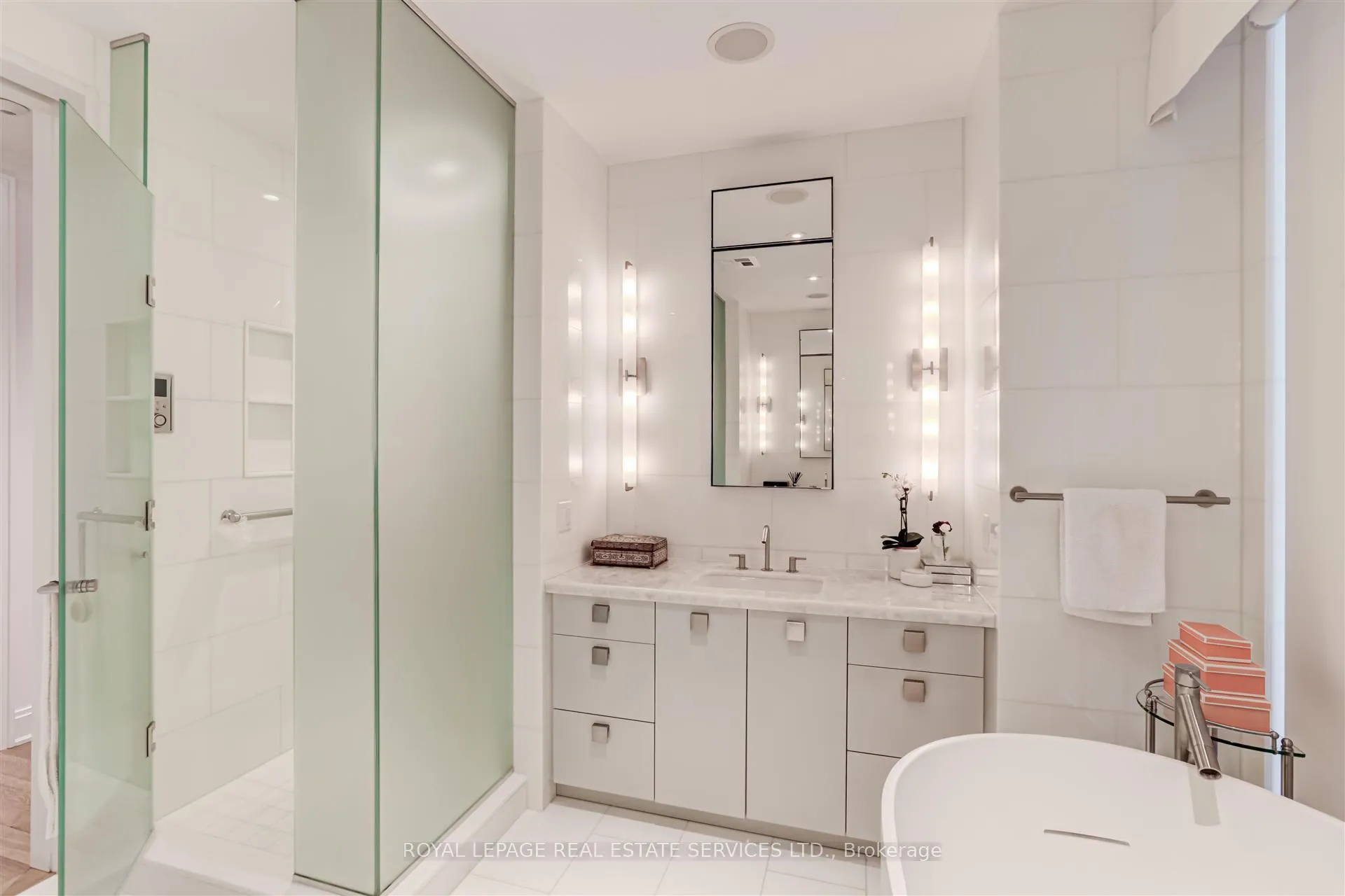 Photo 18 of Unit 902, 206 Bloor Street W, Toronto, The Annex — HOMEH