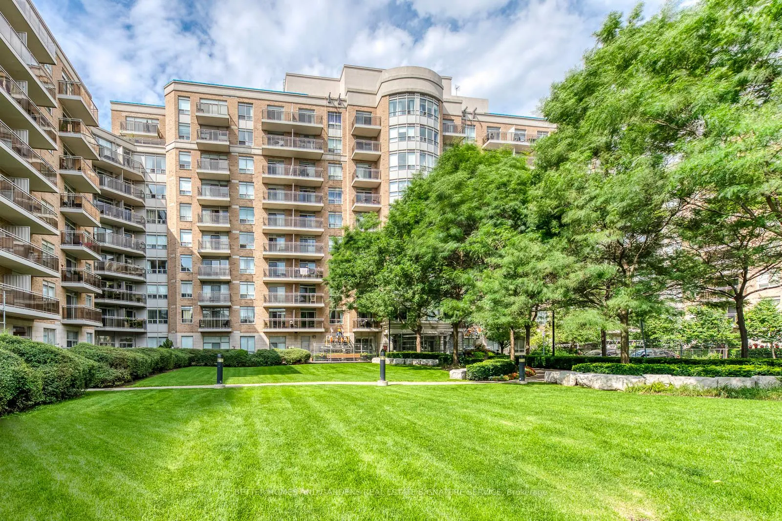 Front of Unit 518, 650 Lawrence Avenue W