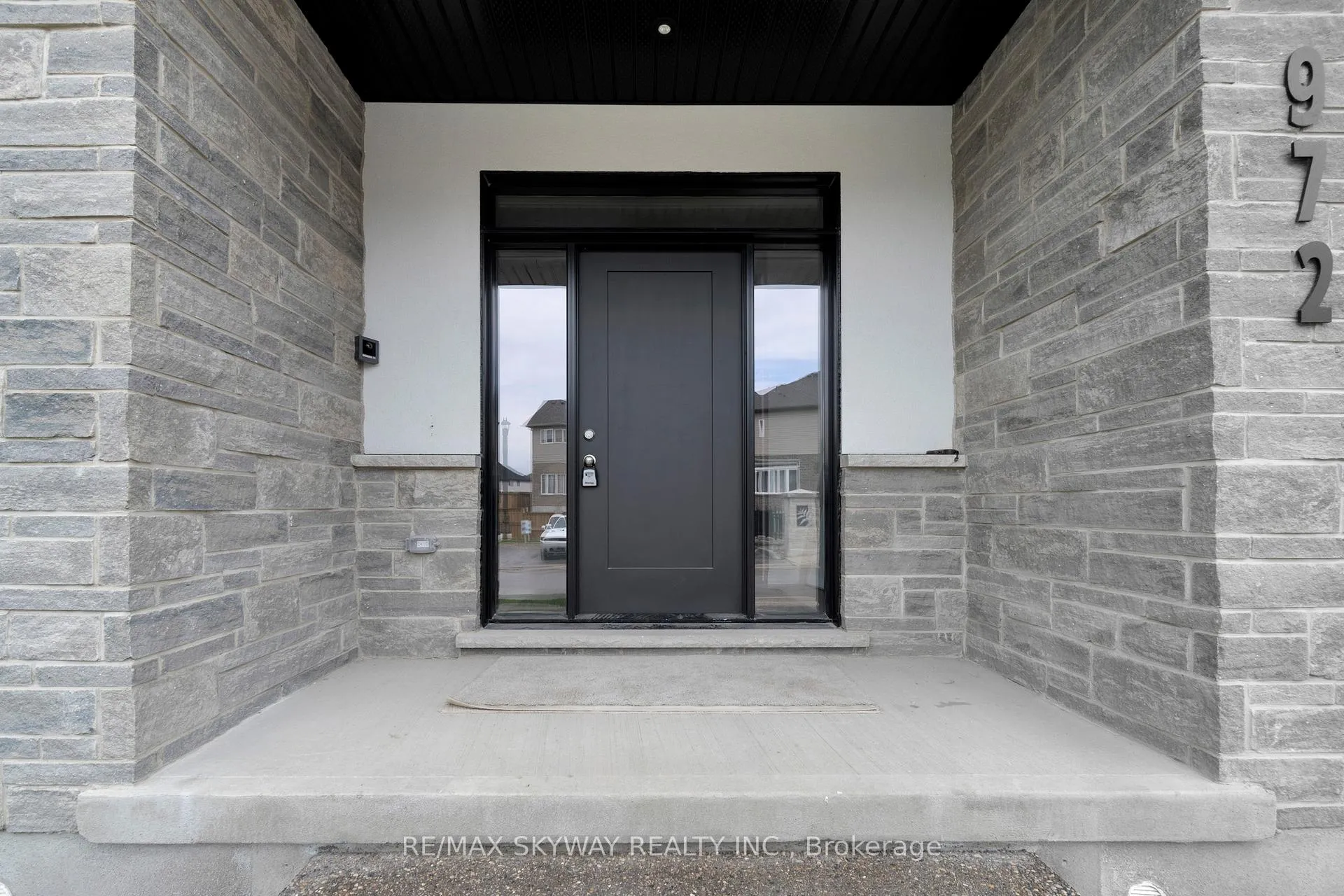 Photo 4 of Unit 18, 972 Stonecliffe Walk, Kitchener, Doon South — HOMEH
