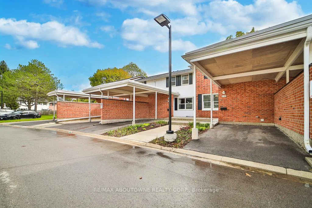 Photo 2 of Unit 4, 403 Keats Way, Waterloo — HOMEH