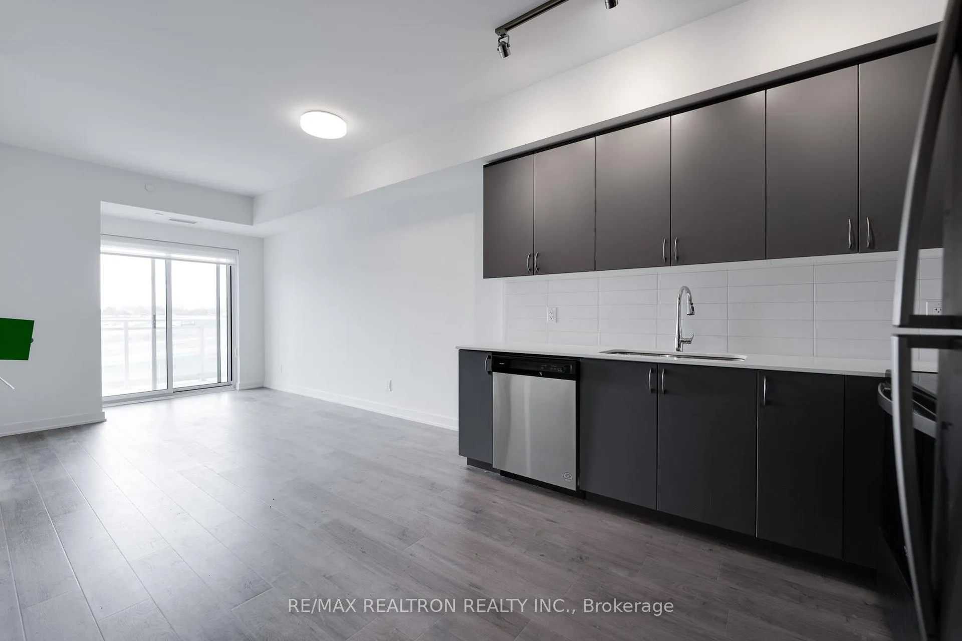 Photo 5 of Unit 913, 56 Lakeside Terrace, Barrie, Little Lake — HOMEH