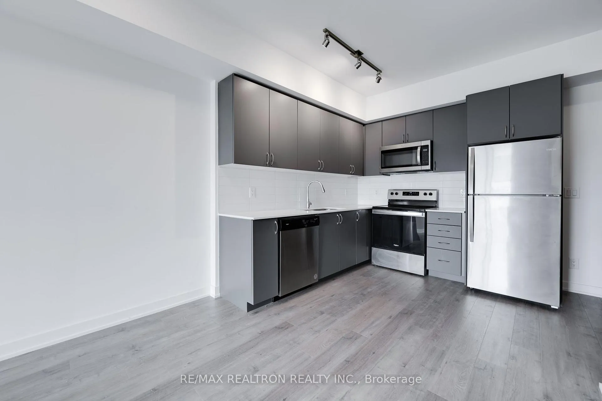 Photo 6 of Unit 913, 56 Lakeside Terrace, Barrie, Little Lake — HOMEH